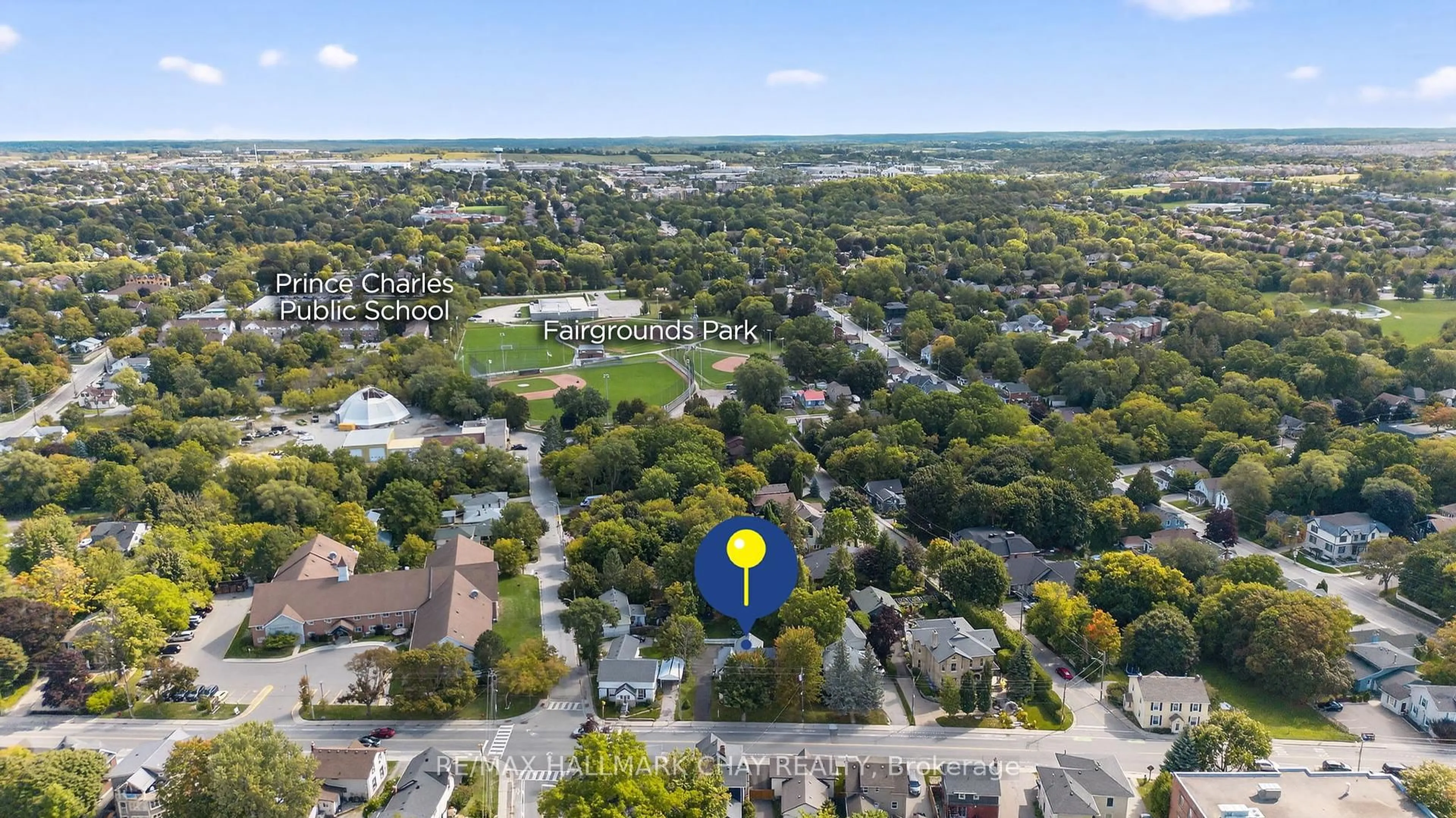 A pic from outside/outdoor area/front of a property/back of a property/a pic from drone, unknown for 221 Prospect St, Newmarket Ontario L3Y 3T8