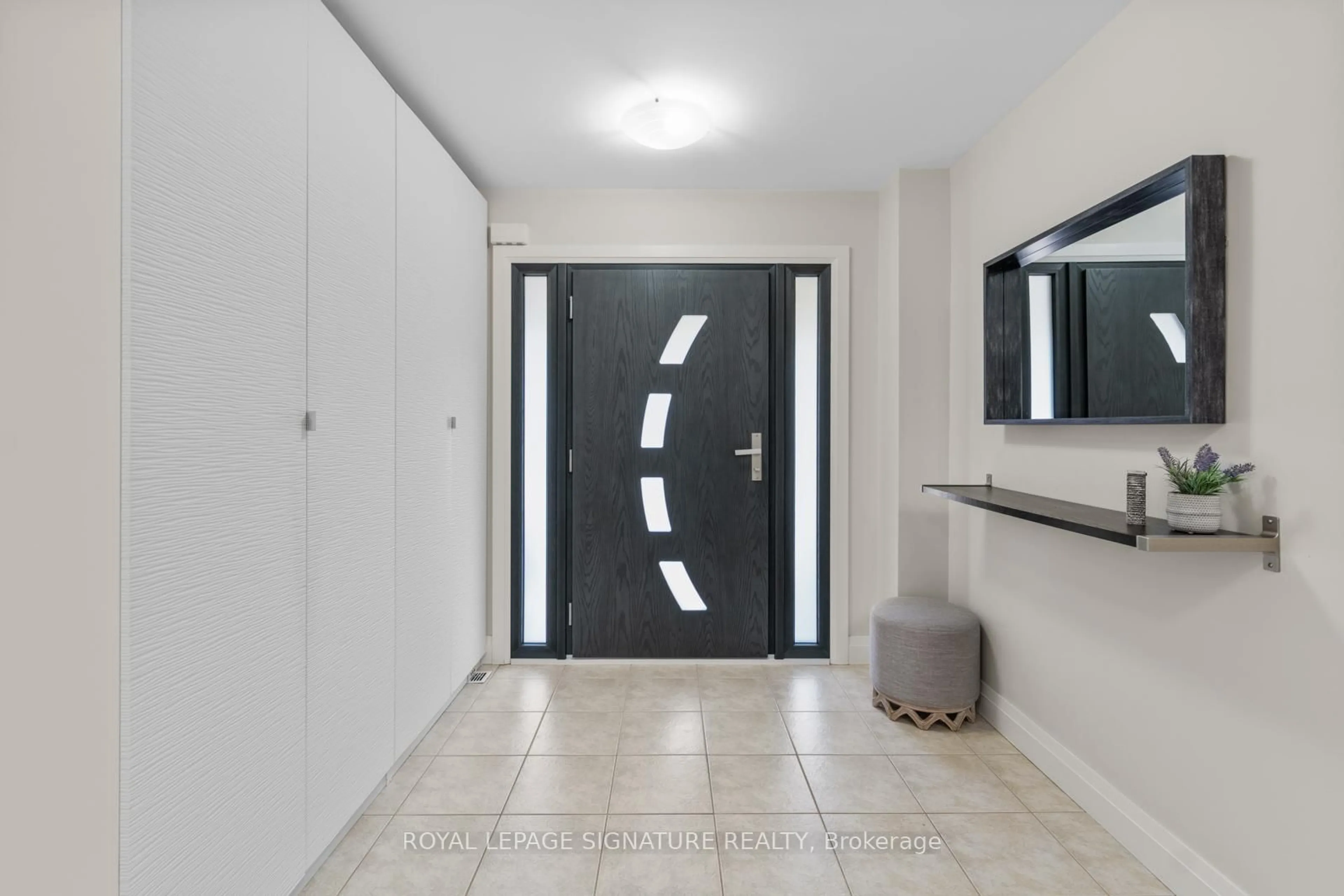 Indoor entryway for 12 Barli Cres, Vaughan Ontario L6A 4L4