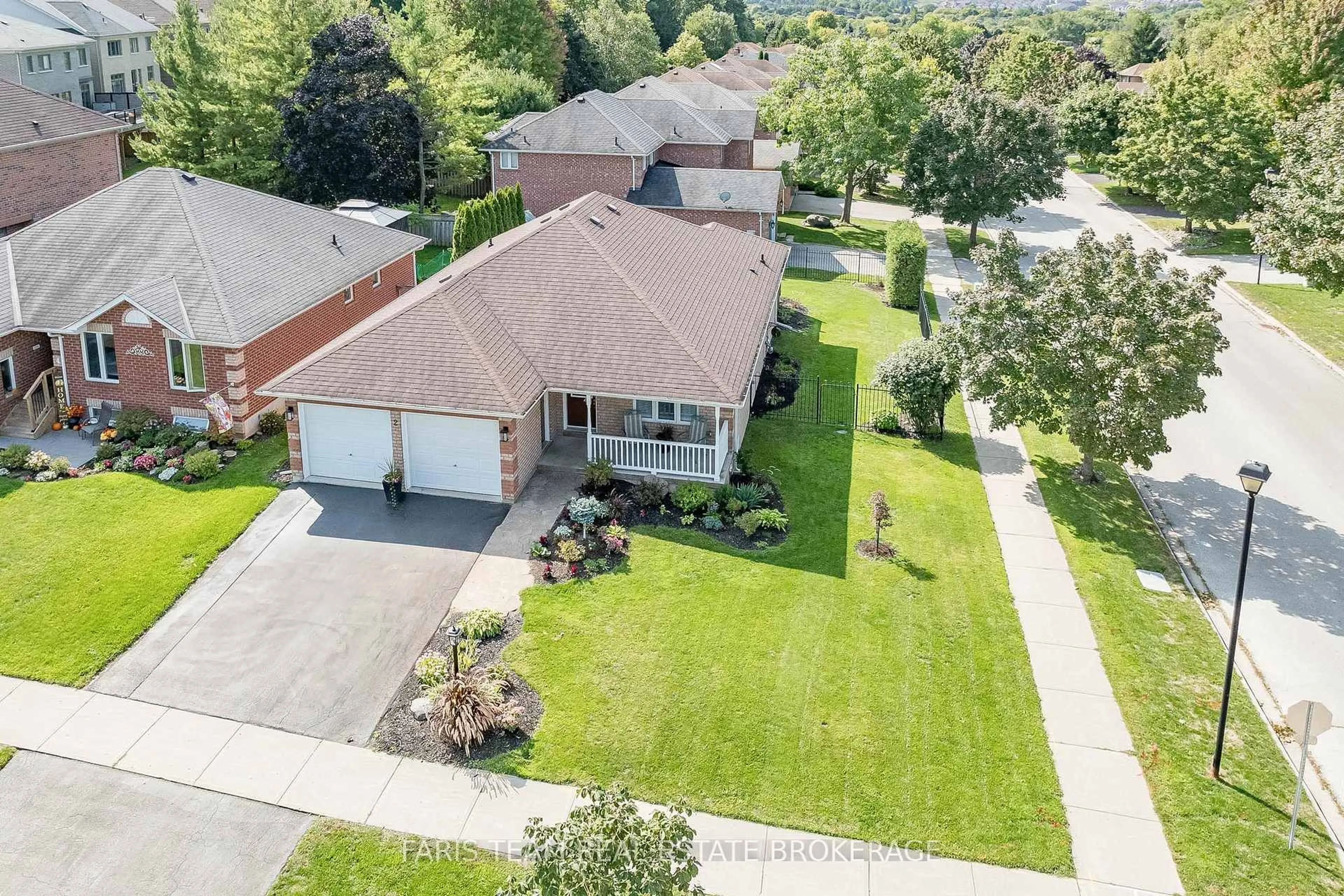 A pic from outside/outdoor area/front of a property/back of a property/a pic from drone, street for 2 Forest Edge Cres, East Gwillimbury Ontario L9N 1R8