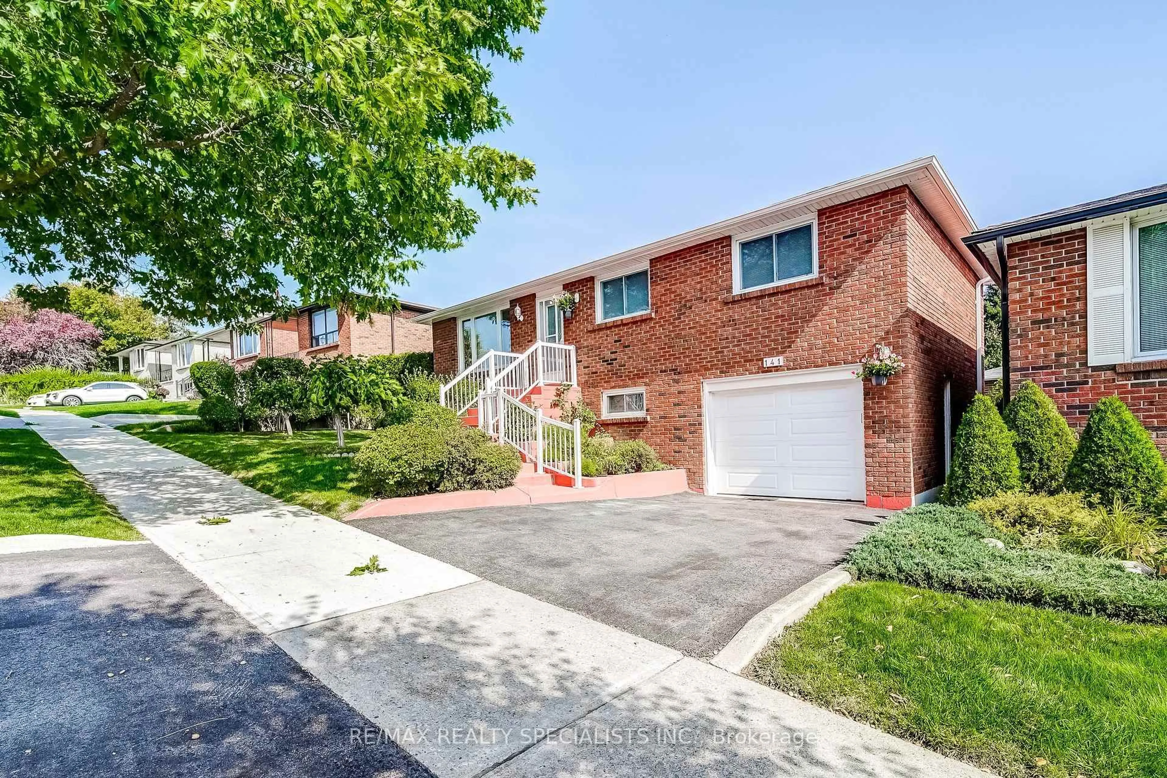 Home with brick exterior material, street for 141 Zima Cres, Bradford West Gwillimbury Ontario L3Z 1Z8