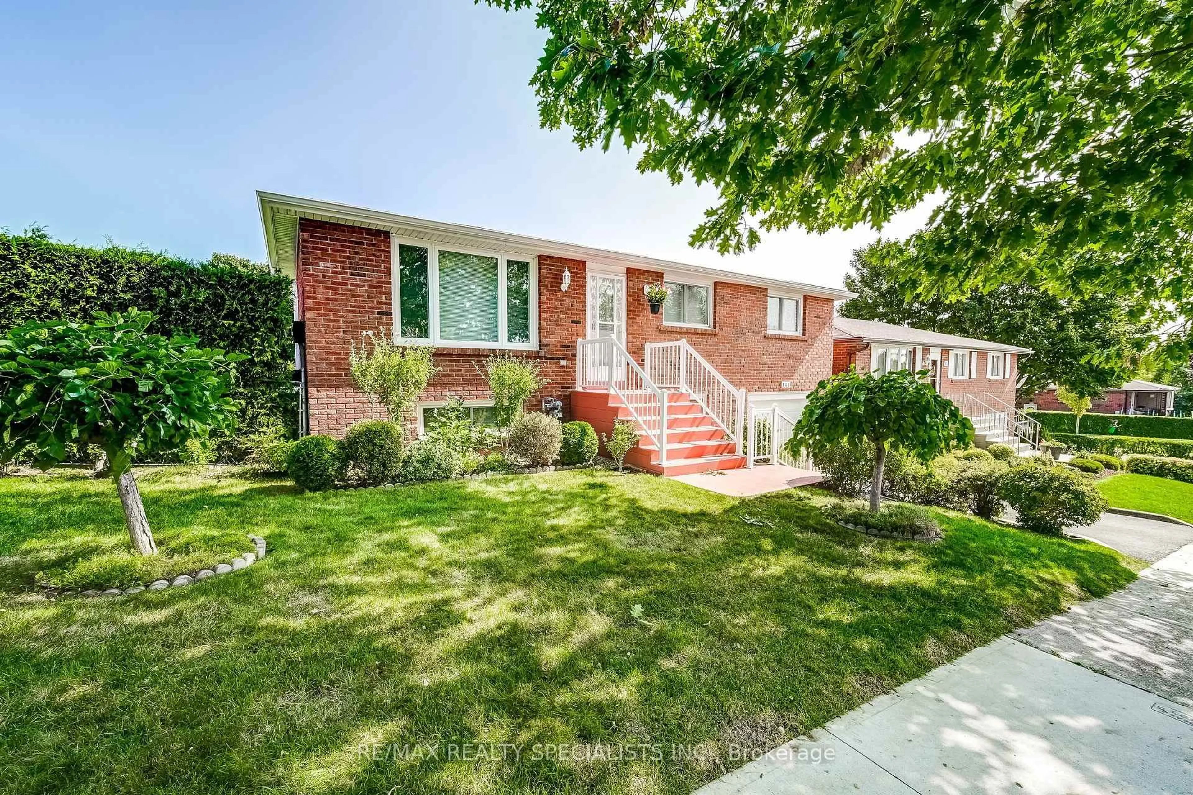 Home with brick exterior material, street for 141 Zima Cres, Bradford West Gwillimbury Ontario L3Z 1Z8