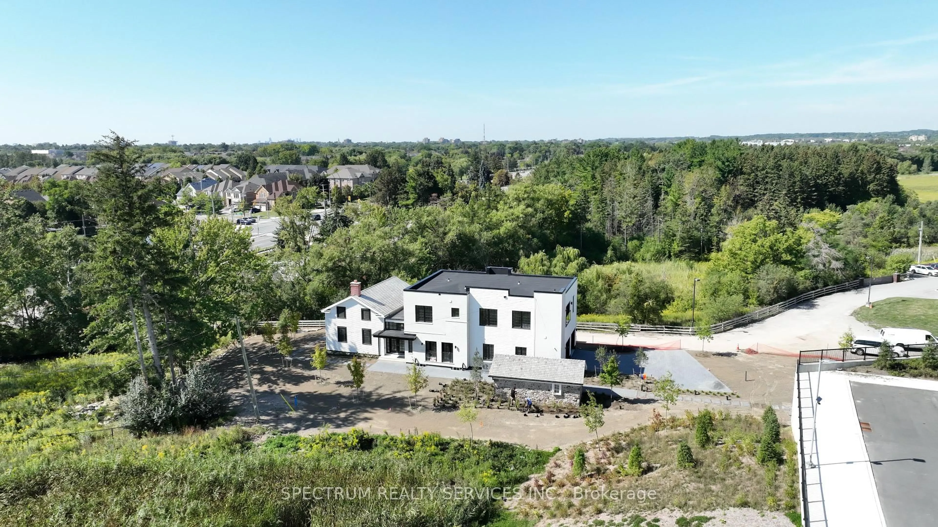 A pic from outside/outdoor area/front of a property/back of a property/a pic from drone, building for 1010 Elgin Mills Rd, Richmond Hill Ontario L4S 1M4