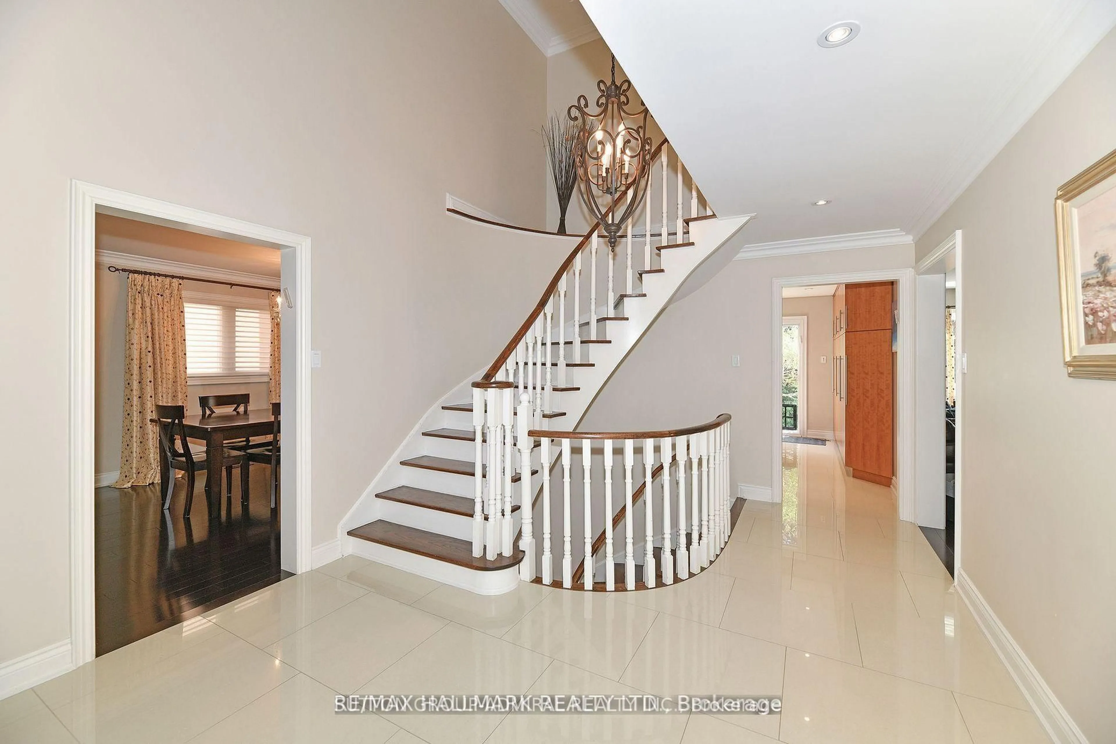 Indoor foyer for 25 Grenadier Cres, Vaughan Ontario L4J 7V8