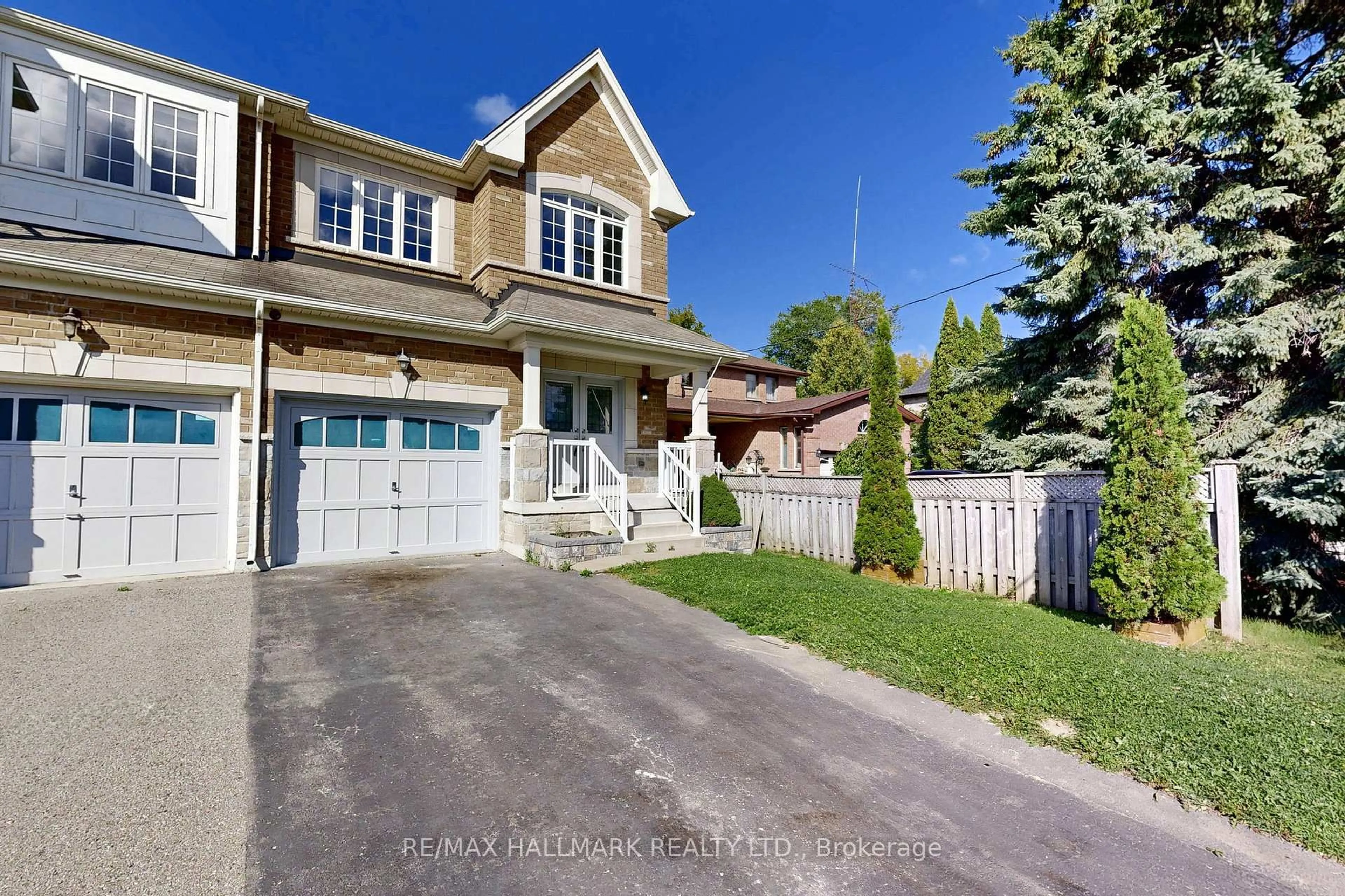 A pic from outside/outdoor area/front of a property/back of a property/a pic from drone, street for 138 Olde Bayview Ave, Richmond Hill Ontario L4E 3C7