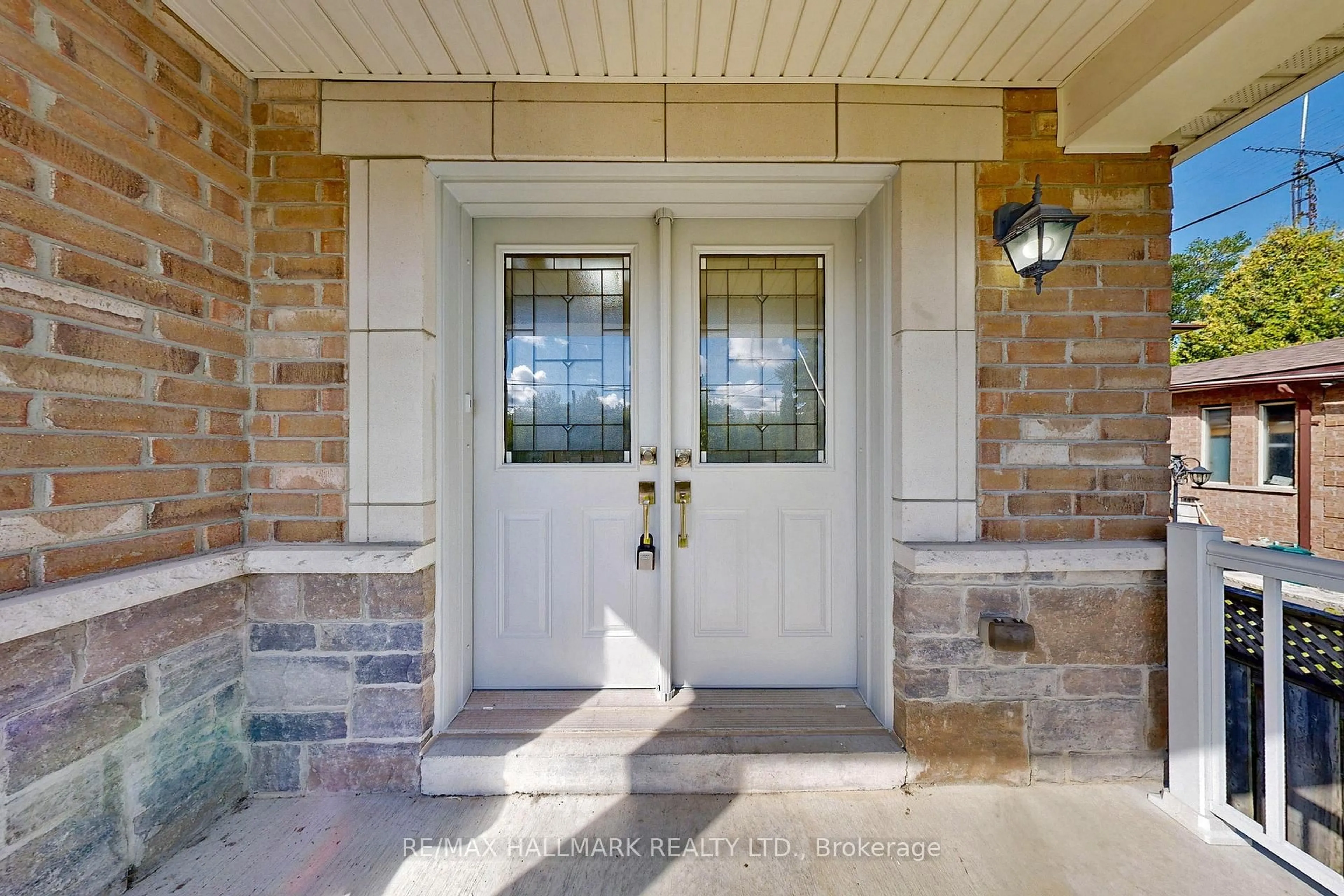 Indoor entryway for 138 Olde Bayview Ave, Richmond Hill Ontario L4E 3C7