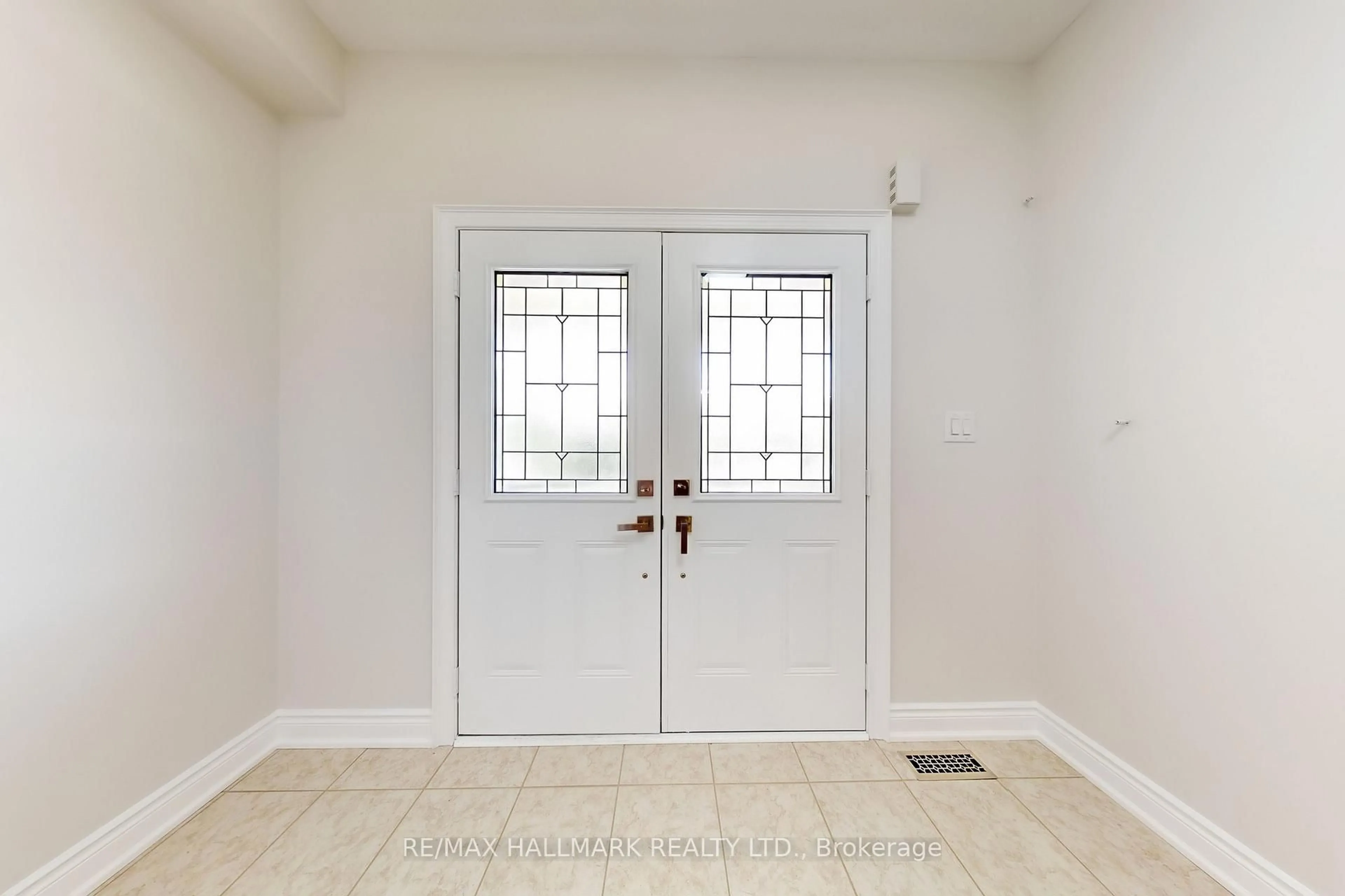 Indoor entryway for 138 Olde Bayview Ave, Richmond Hill Ontario L4E 3C7