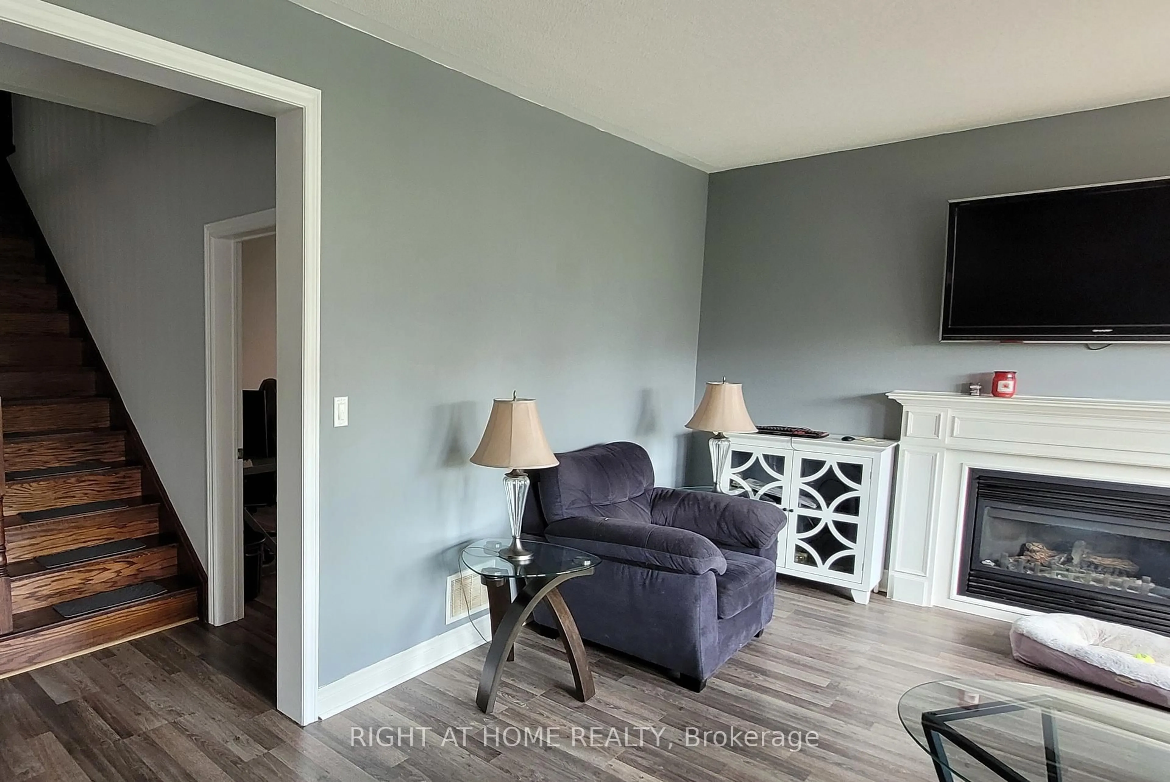 Living room with furniture, wood/laminate floor for 11 Mason Dr, New Tecumseth Ontario L9R 0M1