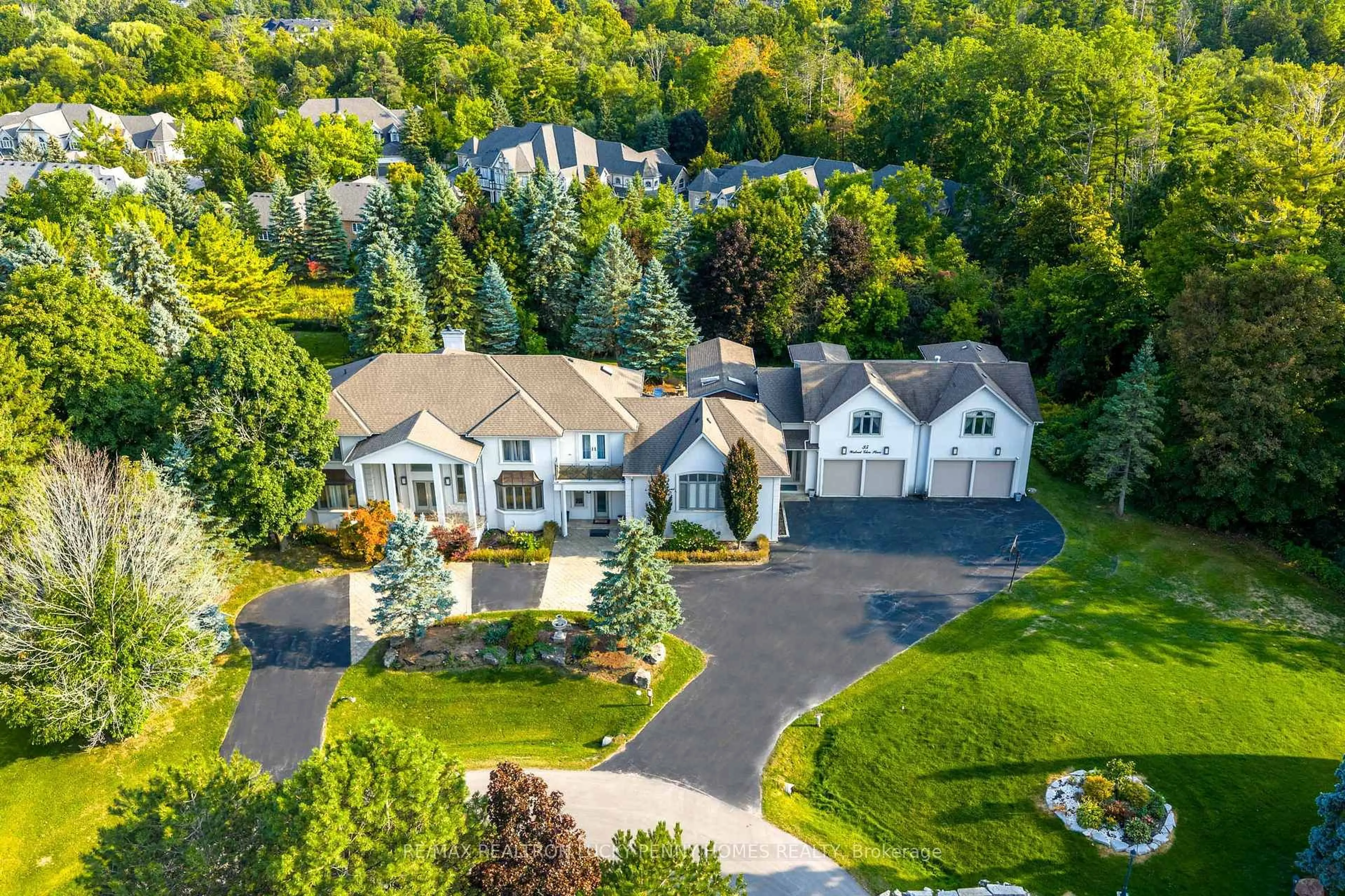 A pic from outside/outdoor area/front of a property/back of a property/a pic from drone, mountain view for 35 Walnut Glen Pl, Markham Ontario L6C 1A3