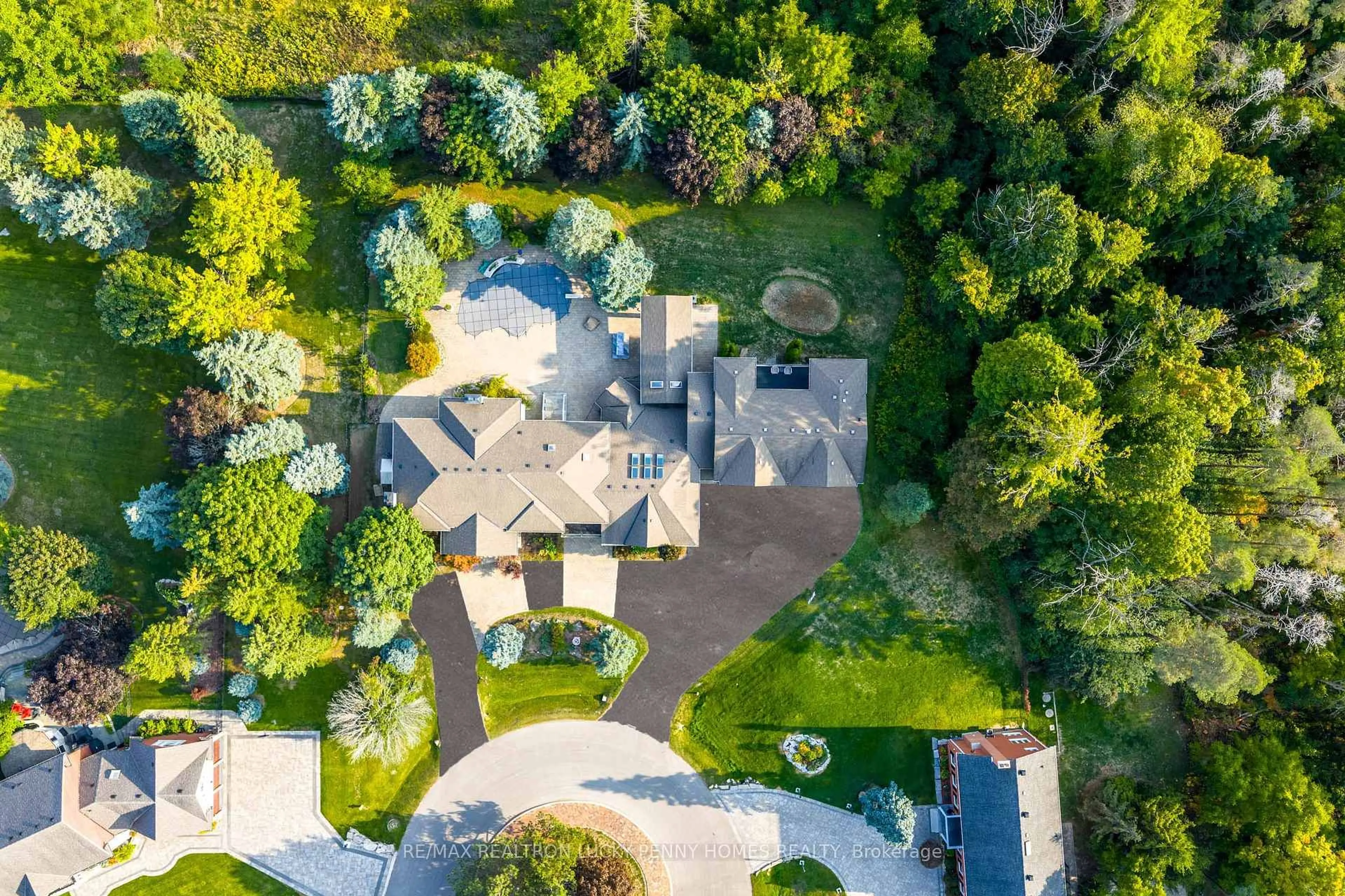 A pic from outside/outdoor area/front of a property/back of a property/a pic from drone, street for 35 Walnut Glen Pl, Markham Ontario L6C 1A3