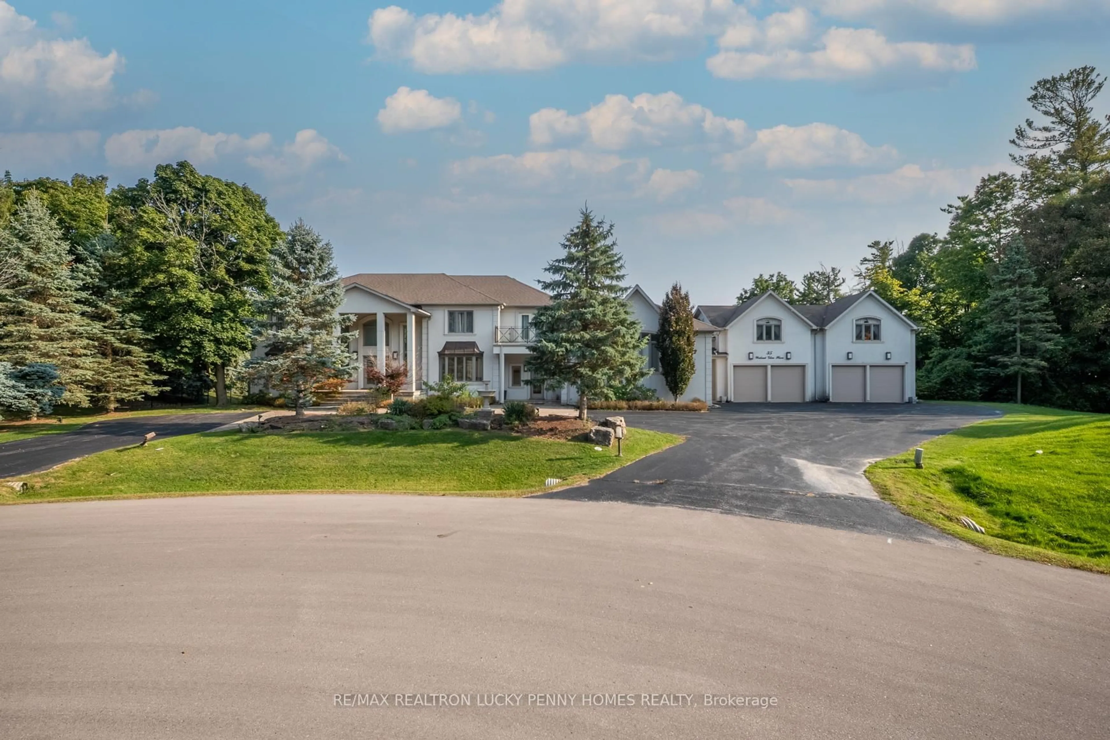 A pic from outside/outdoor area/front of a property/back of a property/a pic from drone, street for 35 Walnut Glen Pl, Markham Ontario L6C 1A3