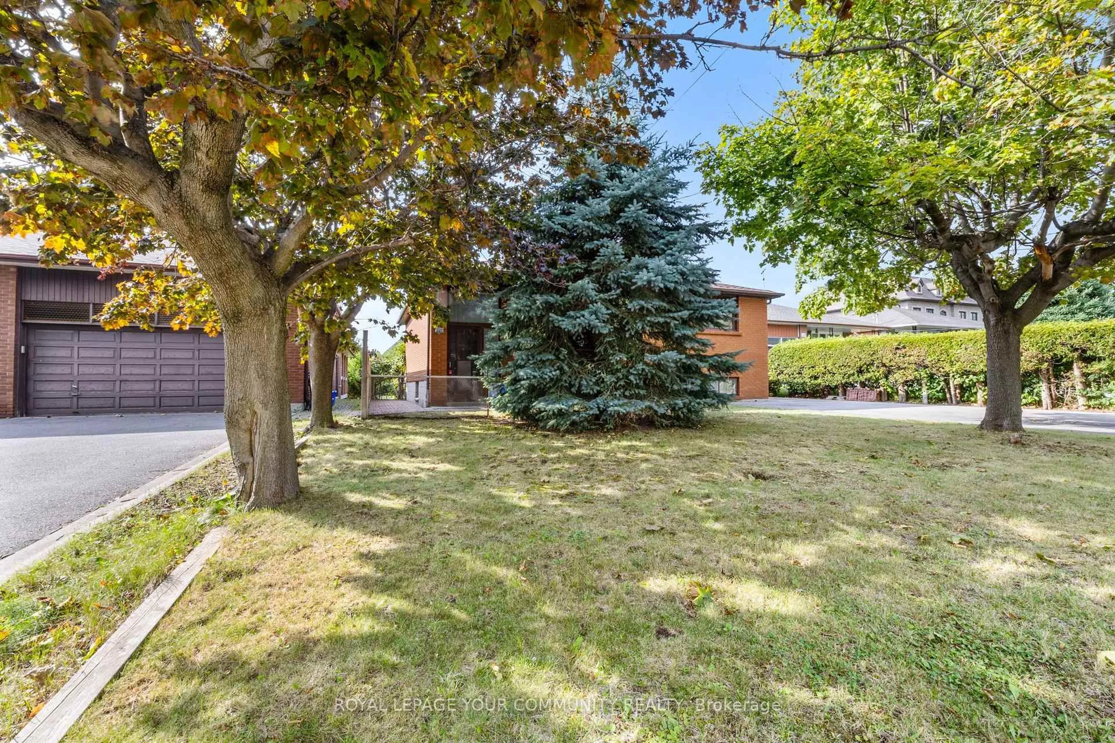 Patio, street for 221 Elgin Mills Rd, Richmond Hill Ontario L4C 4M1