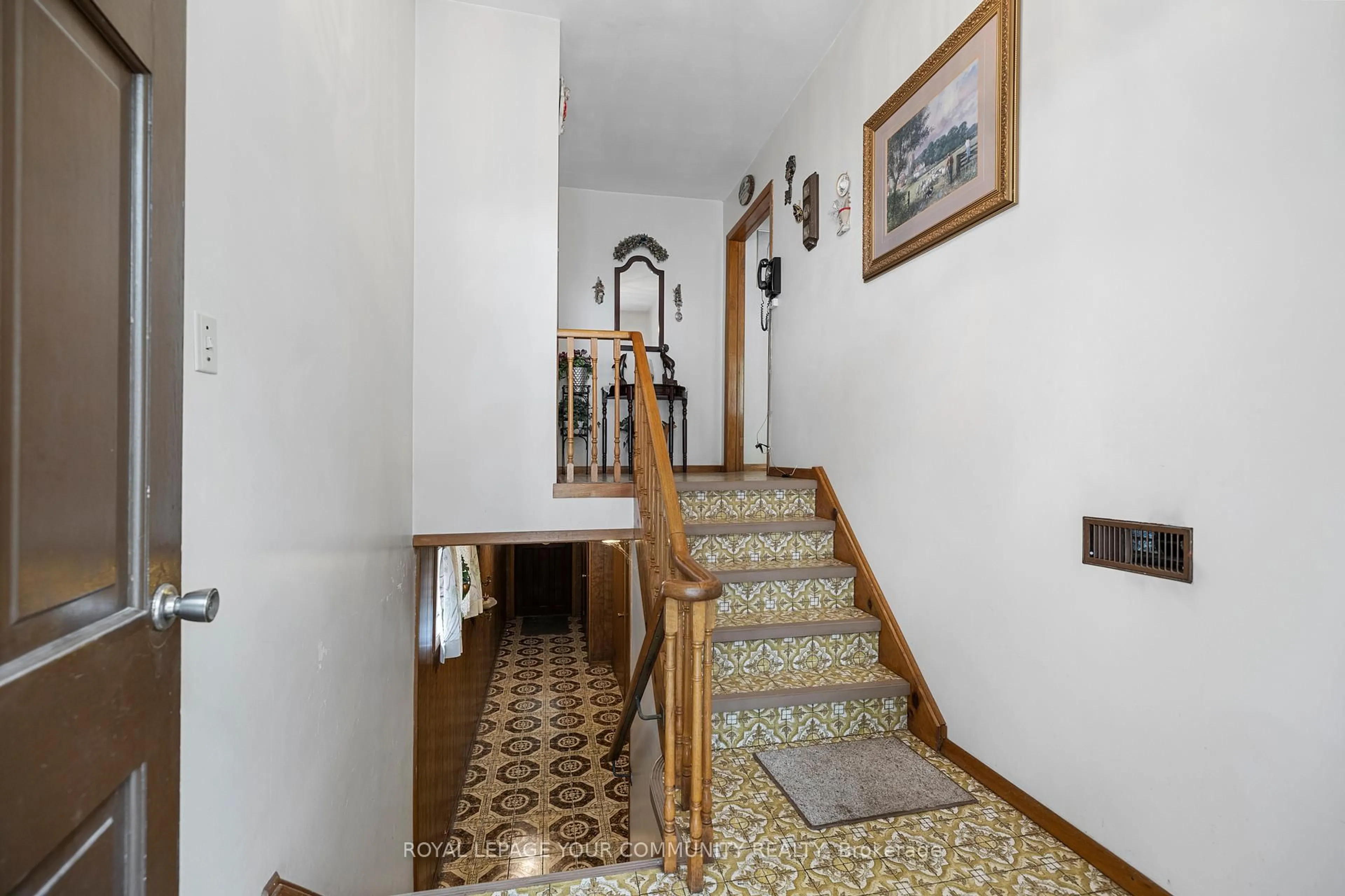 Indoor foyer for 221 Elgin Mills Rd, Richmond Hill Ontario L4C 4M1