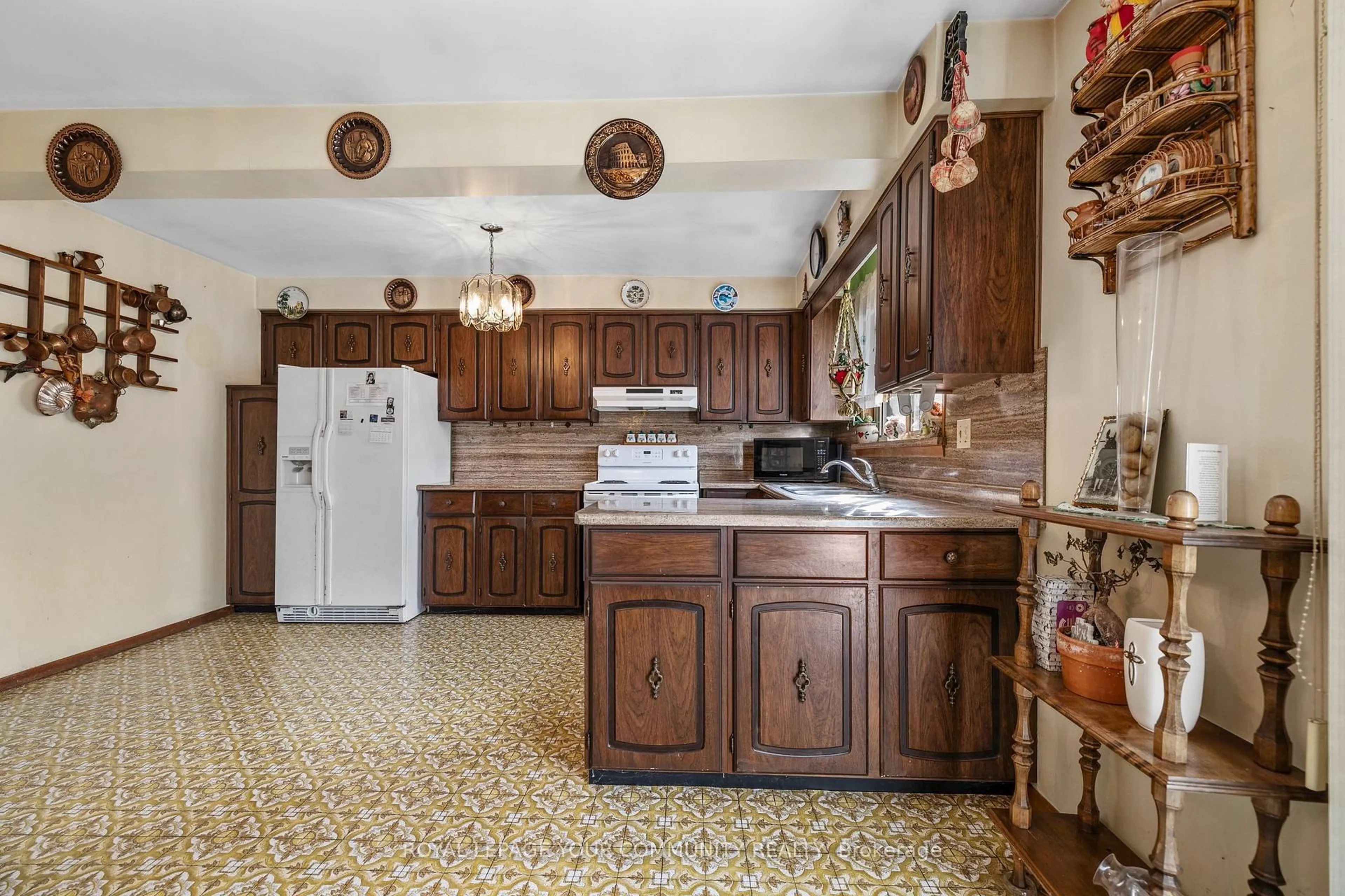 Standard kitchen, ceramic/tile floor for 221 Elgin Mills Rd, Richmond Hill Ontario L4C 4M1