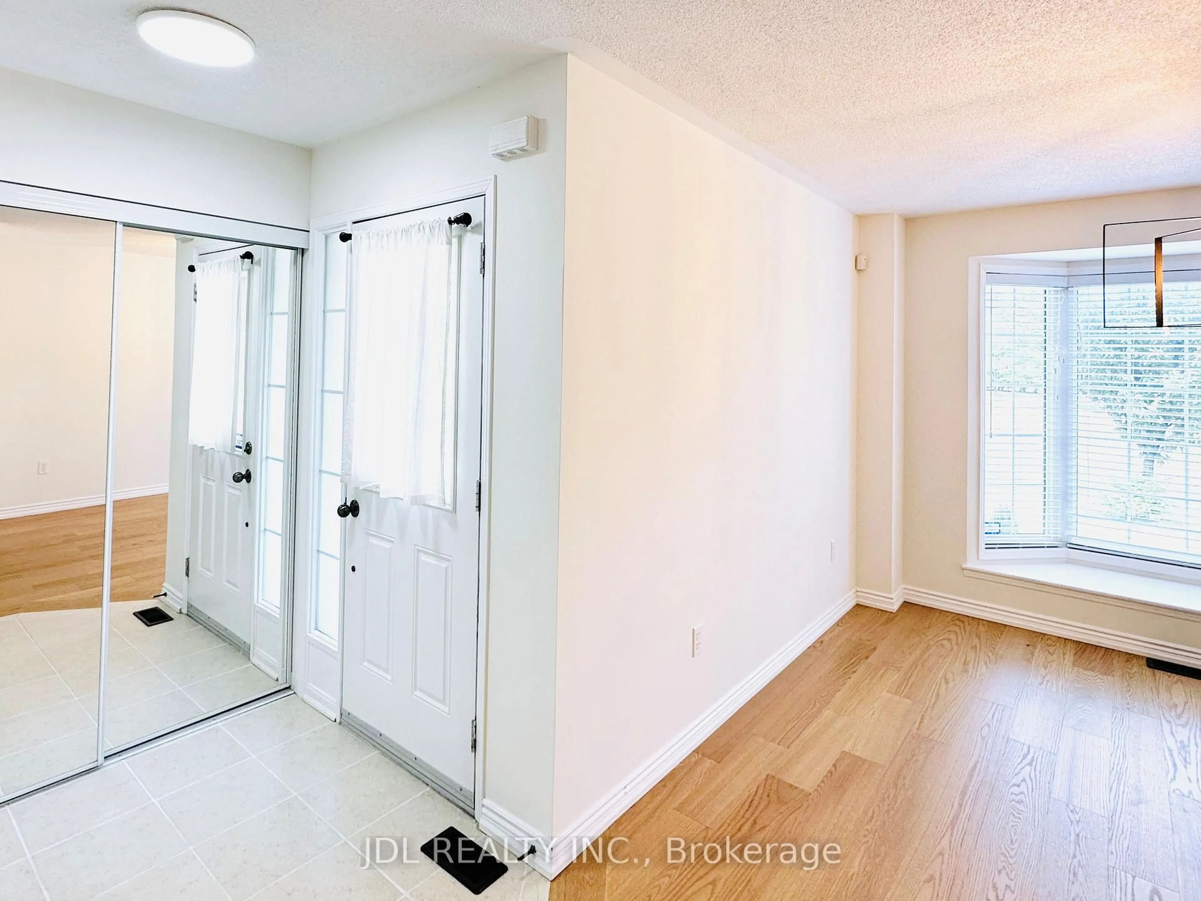Indoor entryway for 124 Gas Lamp Lane, Markham Ontario L6B 0H8