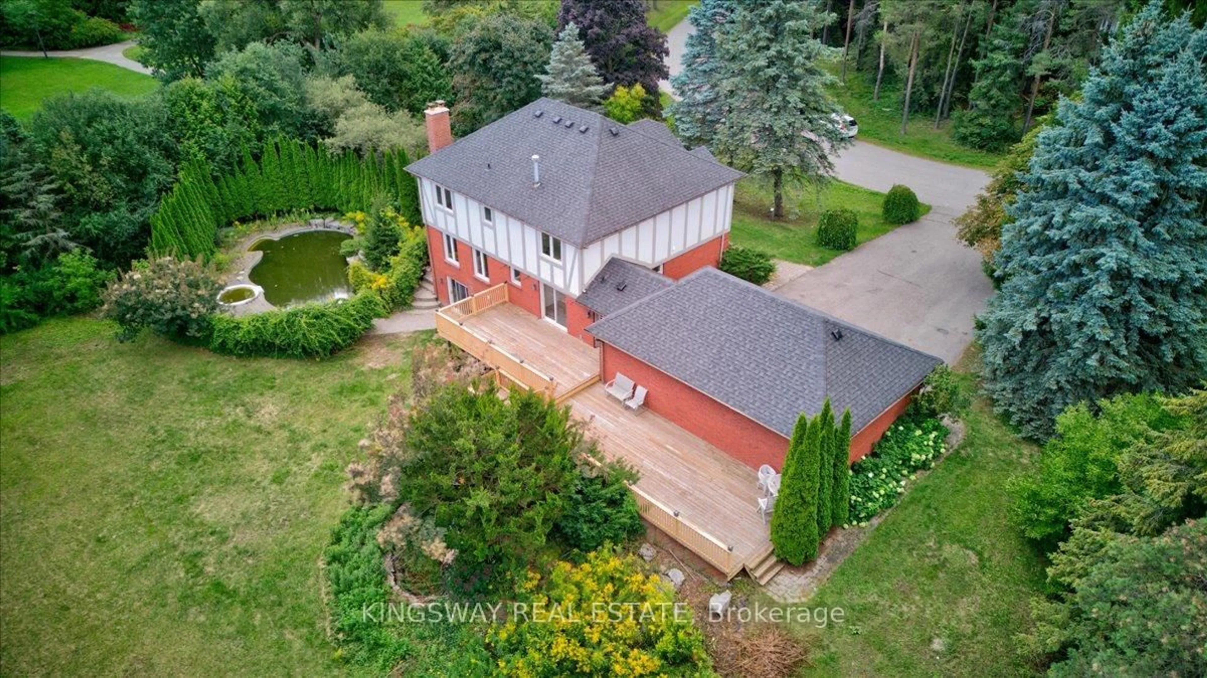 A pic from outside/outdoor area/front of a property/back of a property/a pic from drone, building for 26 Cynthia Cres, Richmond Hill Ontario L4E 2P8