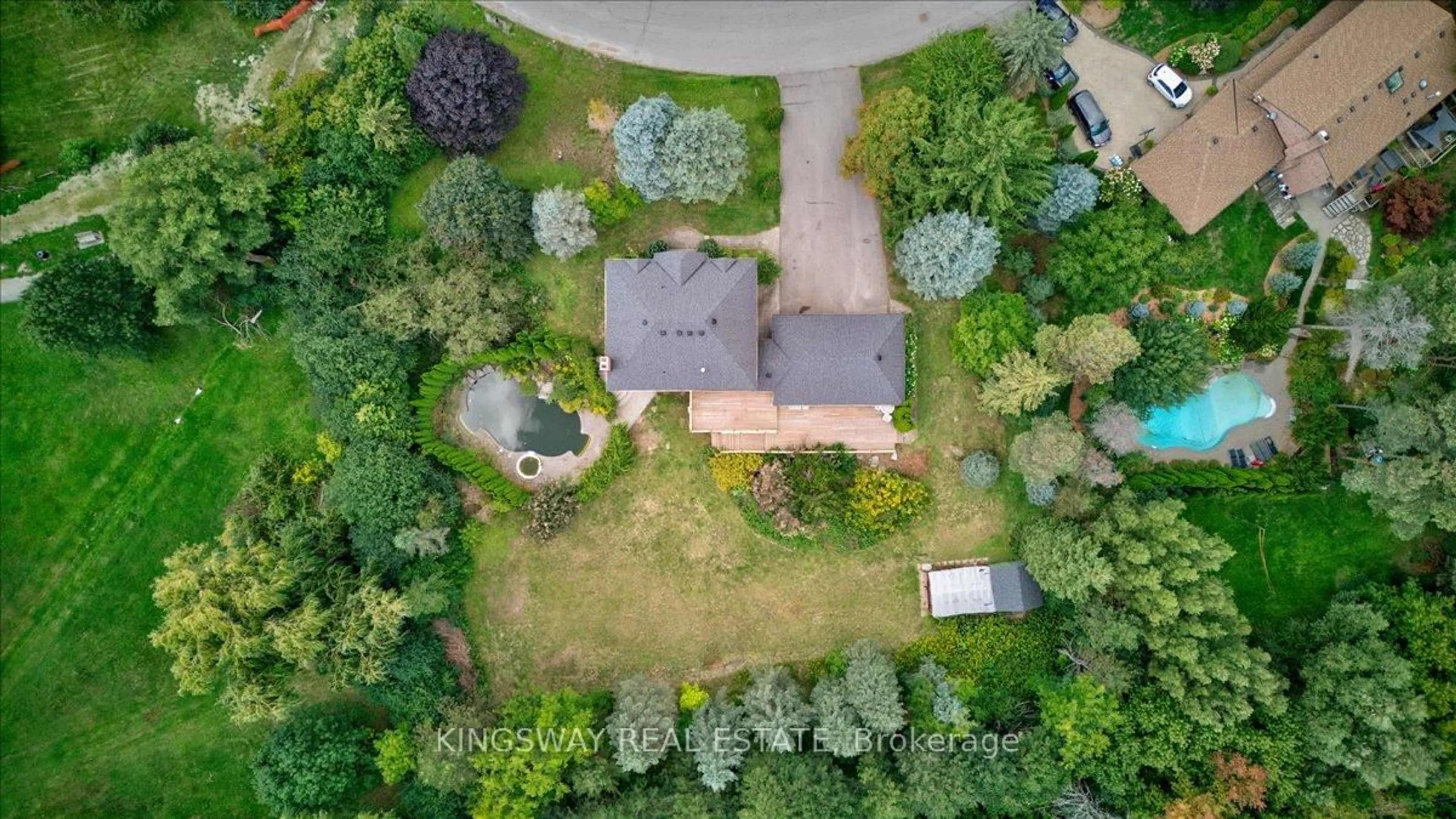 A pic from outside/outdoor area/front of a property/back of a property/a pic from drone, street for 26 Cynthia Cres, Richmond Hill Ontario L4E 2P8