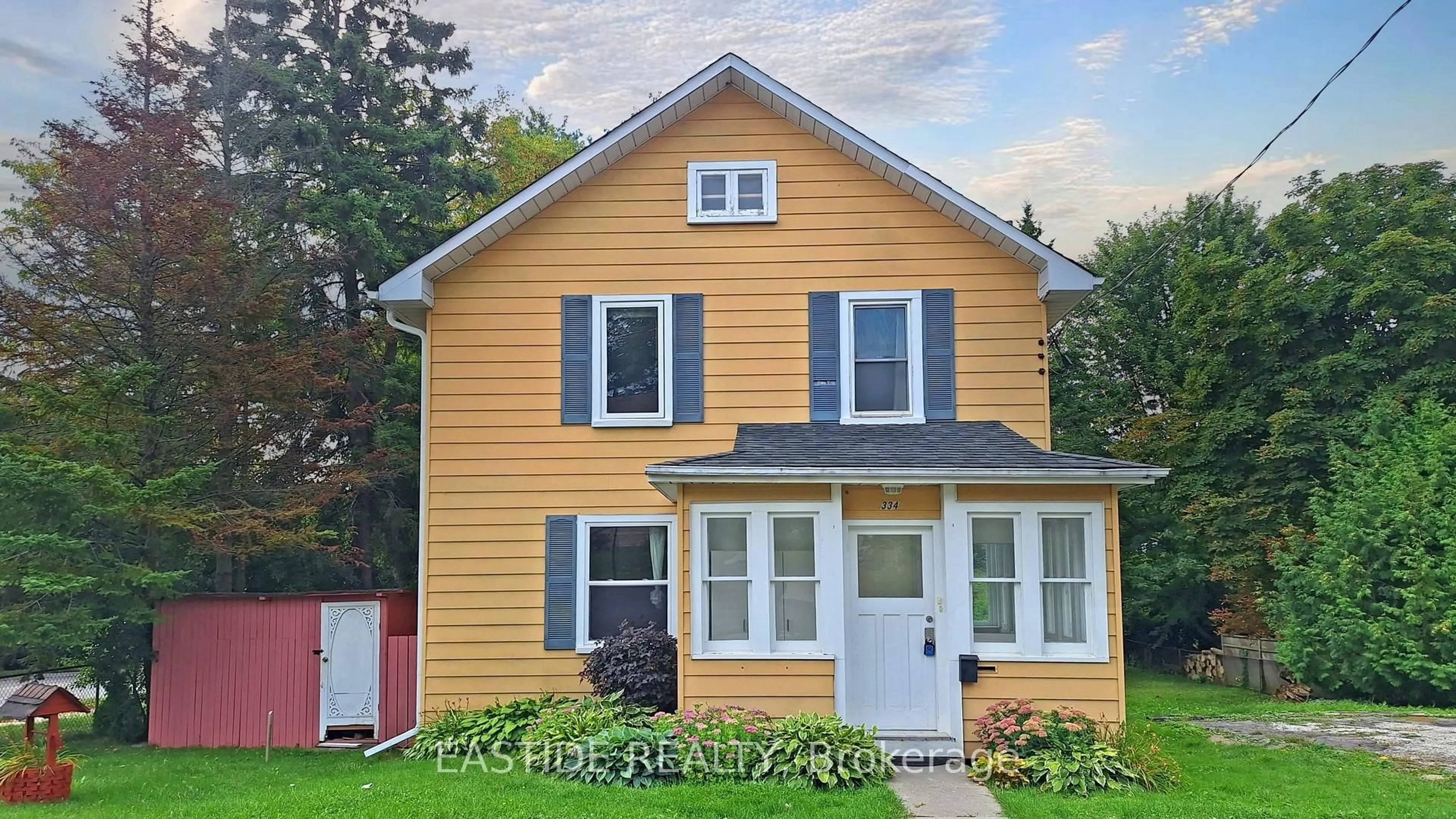 Home with vinyl exterior material, street for 334 Andrew St, Newmarket Ontario L3Y 1H3