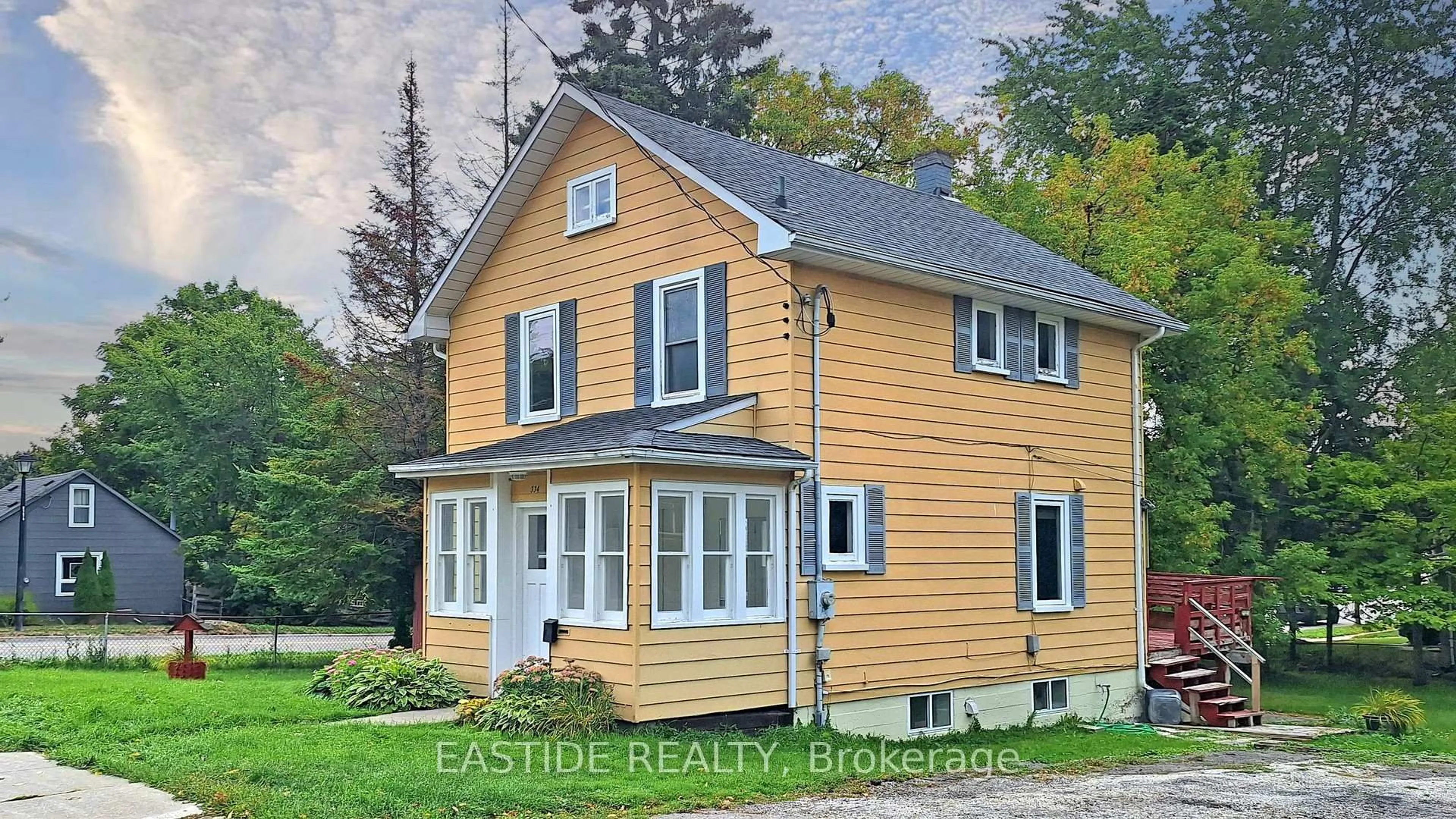 Home with vinyl exterior material, building for 334 Andrew St, Newmarket Ontario L3Y 1H3