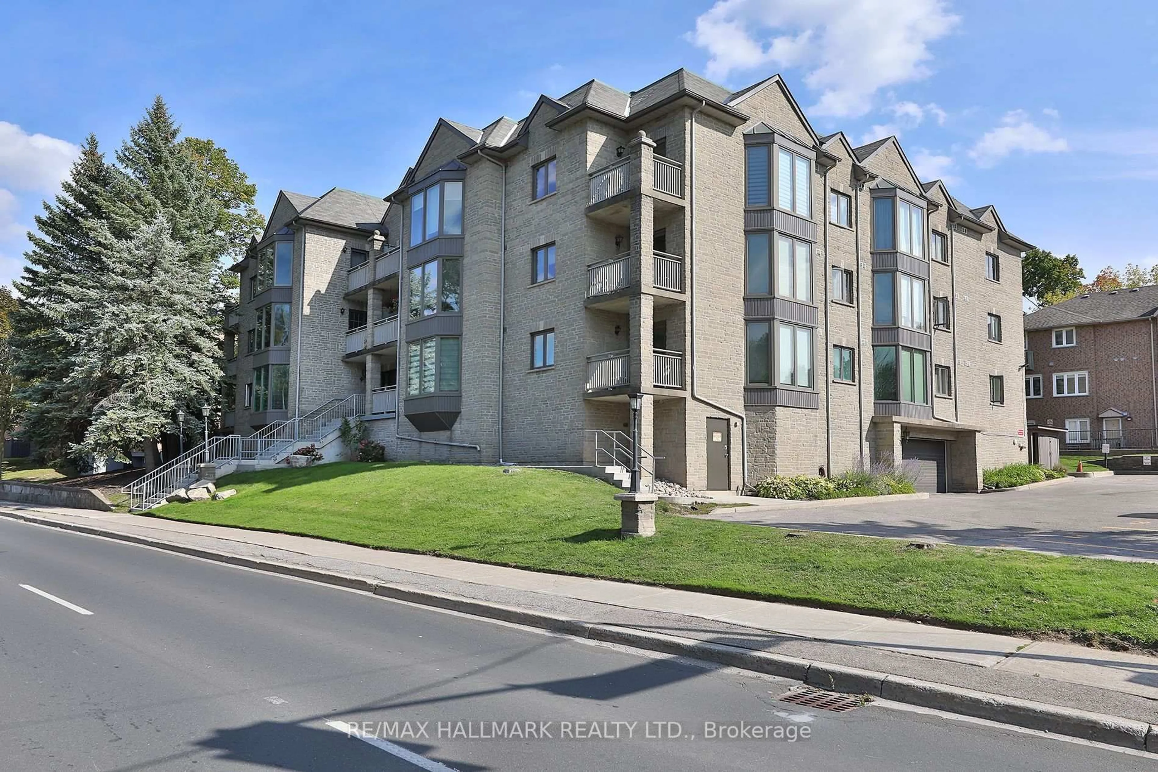 A pic from outside/outdoor area/front of a property/back of a property/a pic from drone, street for 21 George St #305, Aurora Ontario L4G 2S1