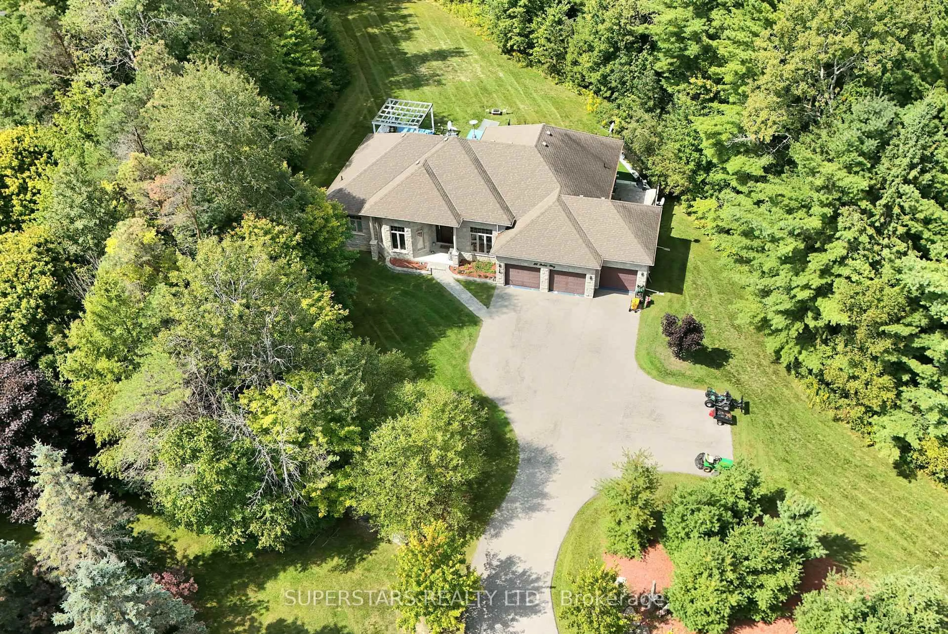 A pic from outside/outdoor area/front of a property/back of a property/a pic from drone, street for 26 Pelosi Way, East Gwillimbury Ontario L0G 1M0