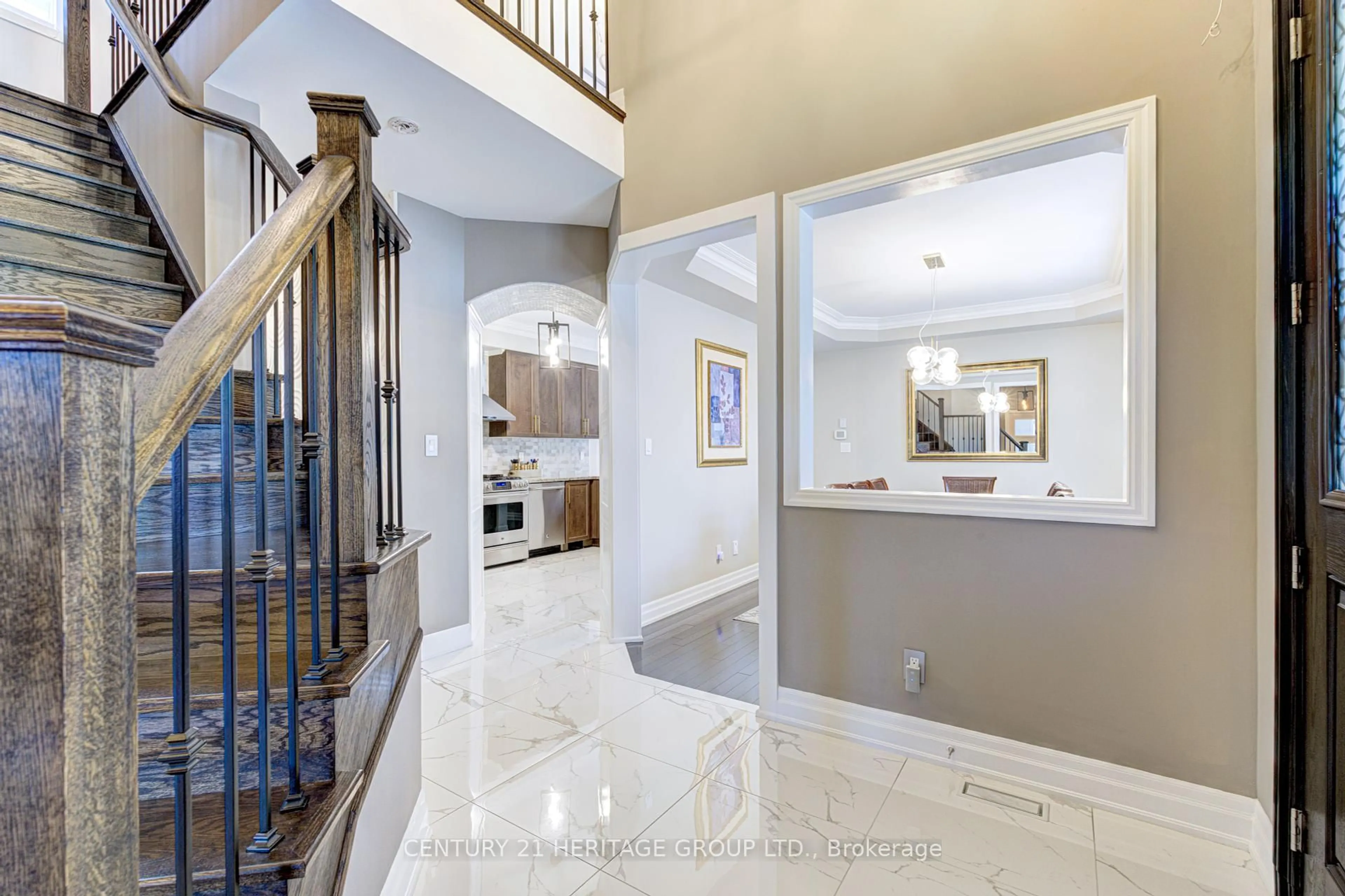 Indoor entryway for 57 Robert Berry Cres, King Ontario L7B 1L6