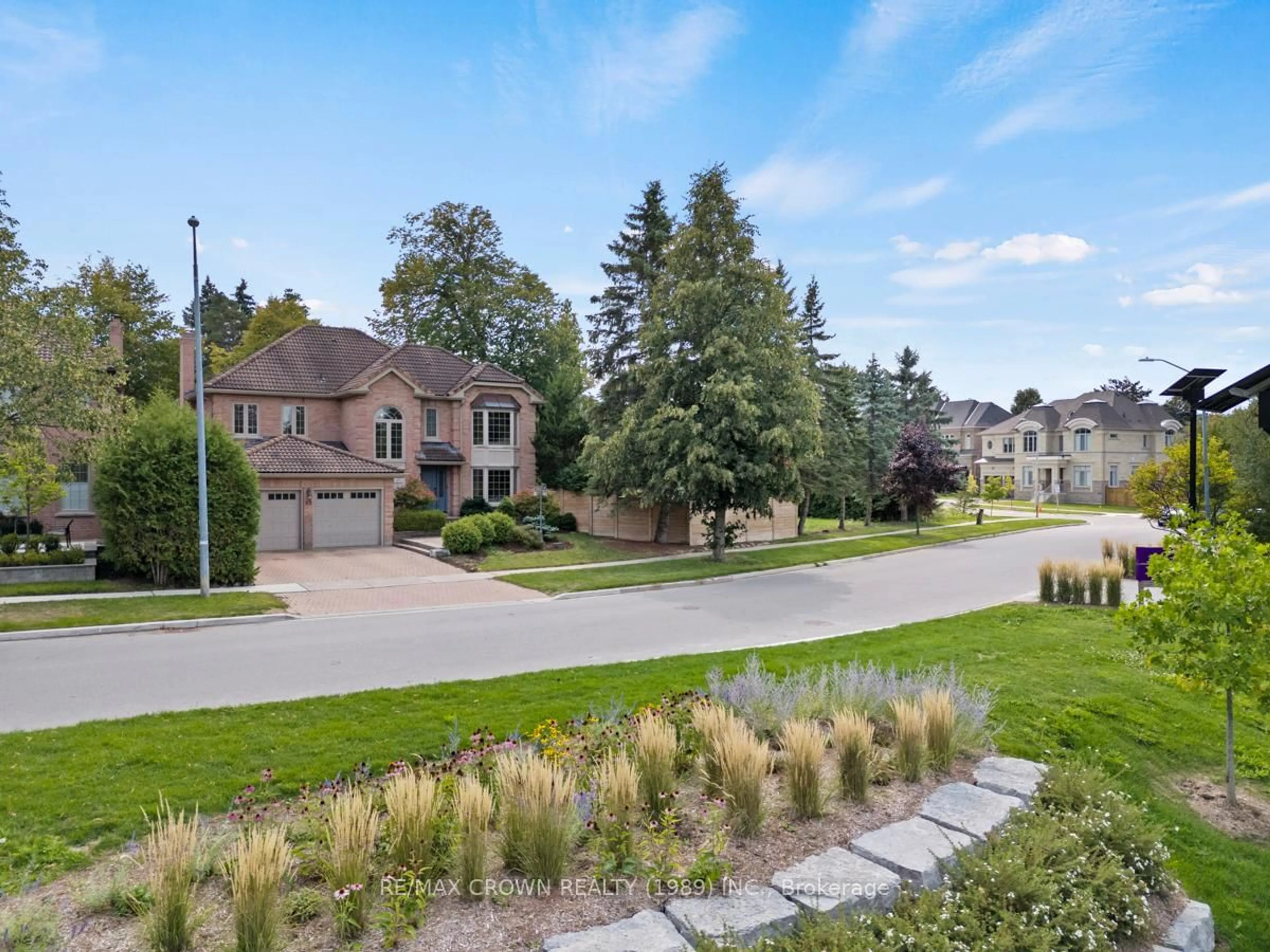 A pic from outside/outdoor area/front of a property/back of a property/a pic from drone, street for 53 Cranberry Lane, Aurora Ontario L4G 5Y5