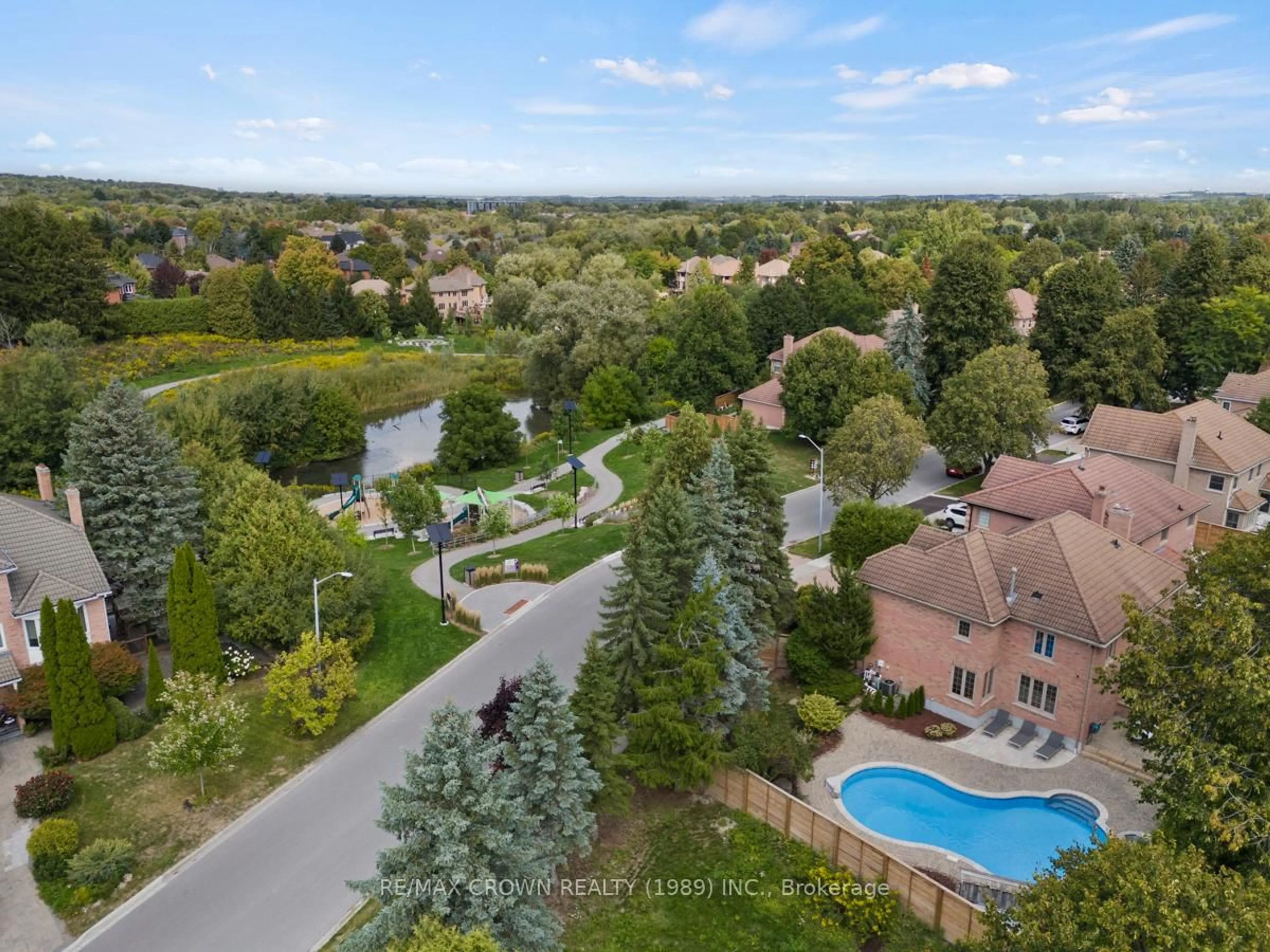 A pic from outside/outdoor area/front of a property/back of a property/a pic from drone, water/lake/river/ocean view for 53 Cranberry Lane, Aurora Ontario L4G 5Y5