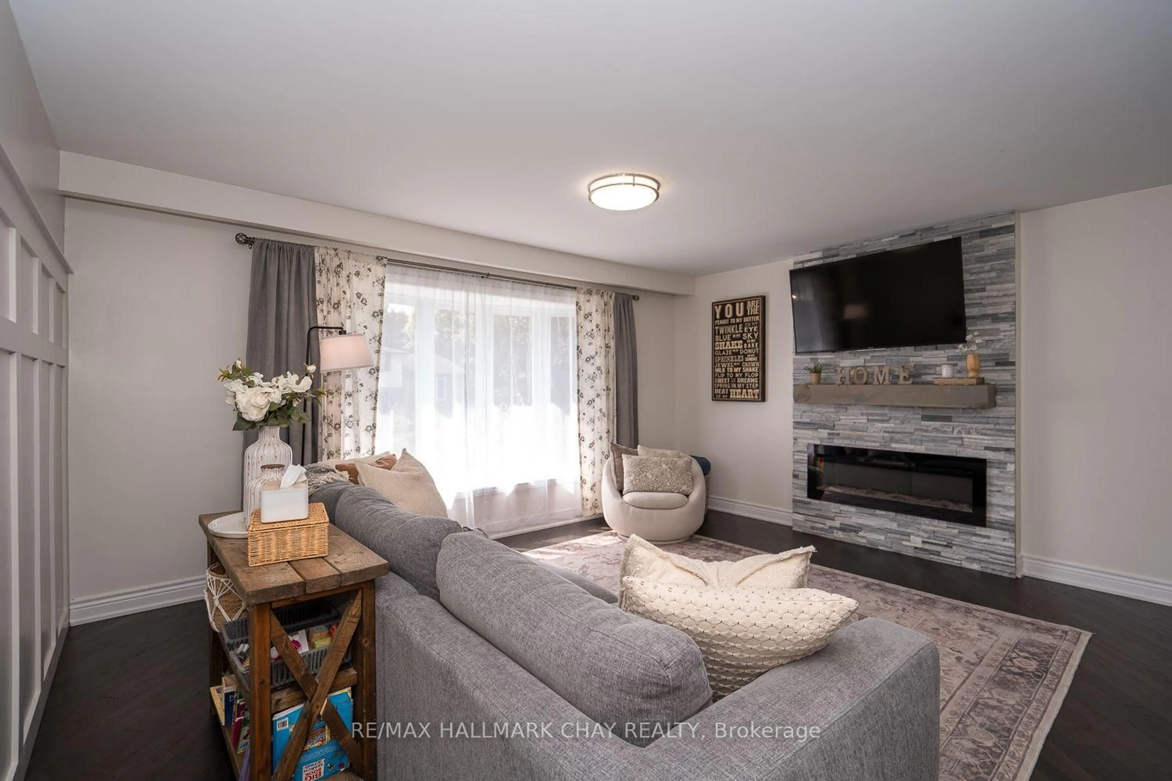 Living room with furniture, unknown for 277 Tupper Blvd, New Tecumseth Ontario L9R 1A8