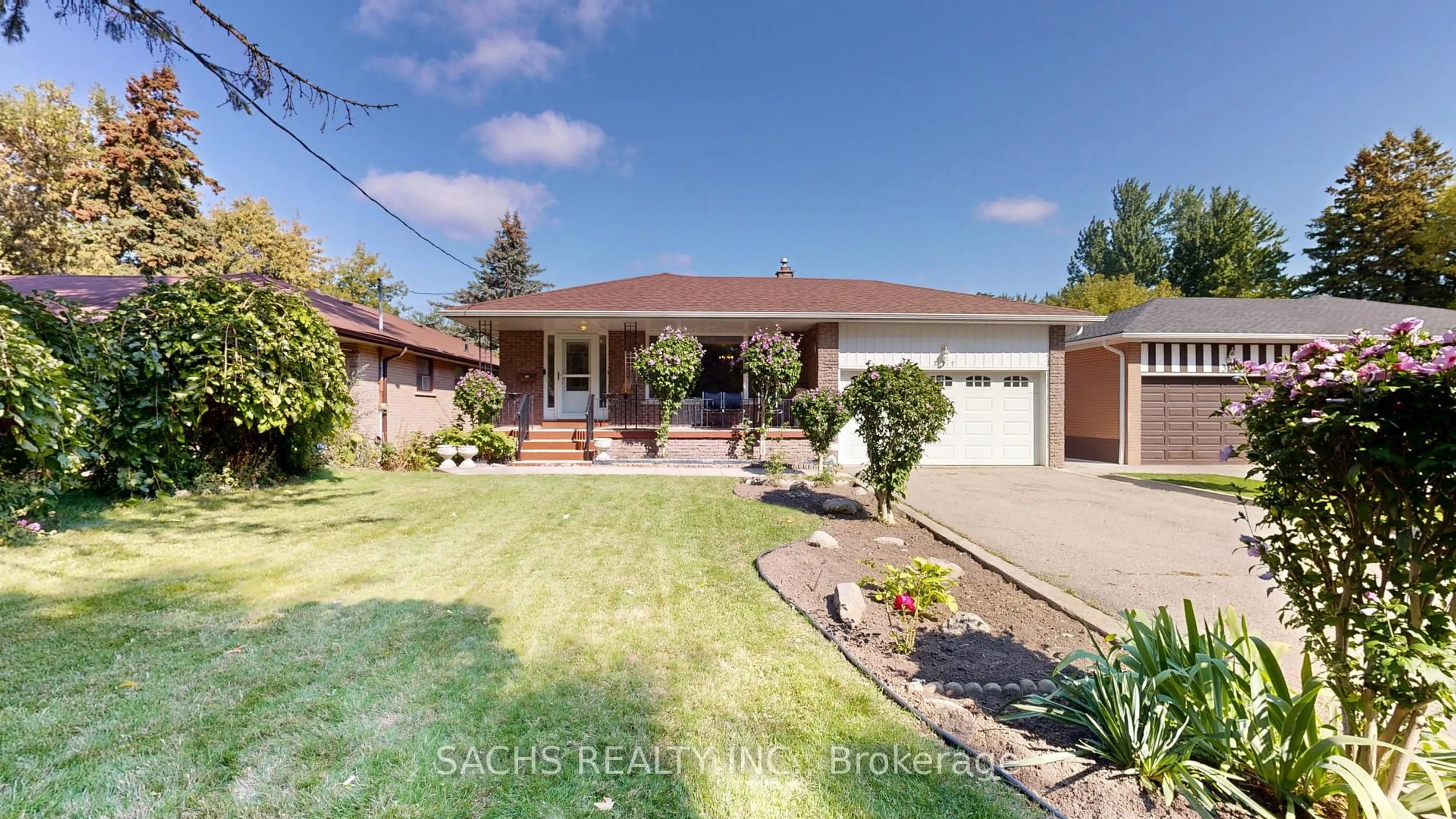 A pic from outside/outdoor area/front of a property/back of a property/a pic from drone, street for 377 Crosby Ave, Richmond Hill Ontario L4C 2R8