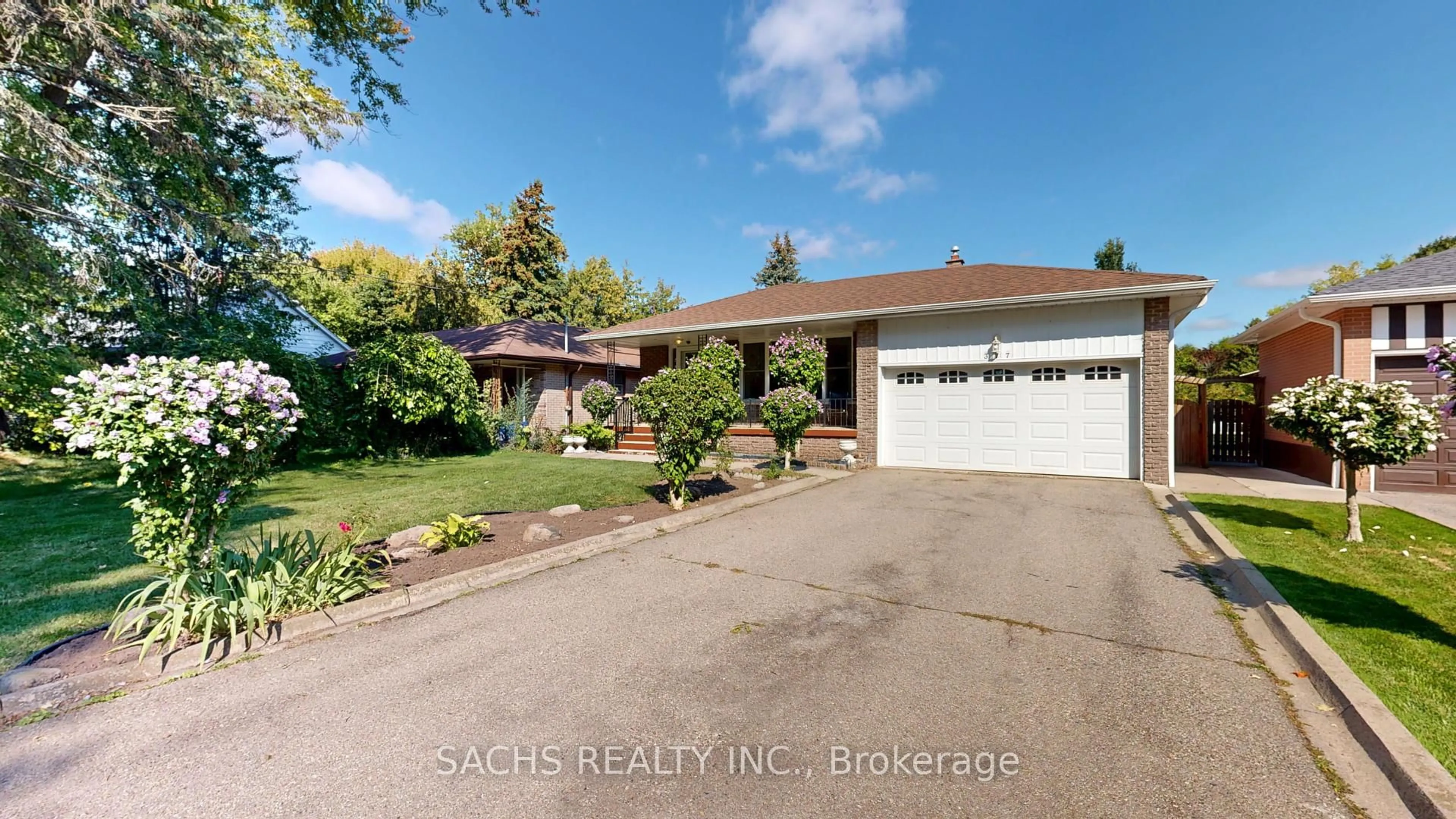 A pic from outside/outdoor area/front of a property/back of a property/a pic from drone, street for 377 Crosby Ave, Richmond Hill Ontario L4C 2R8