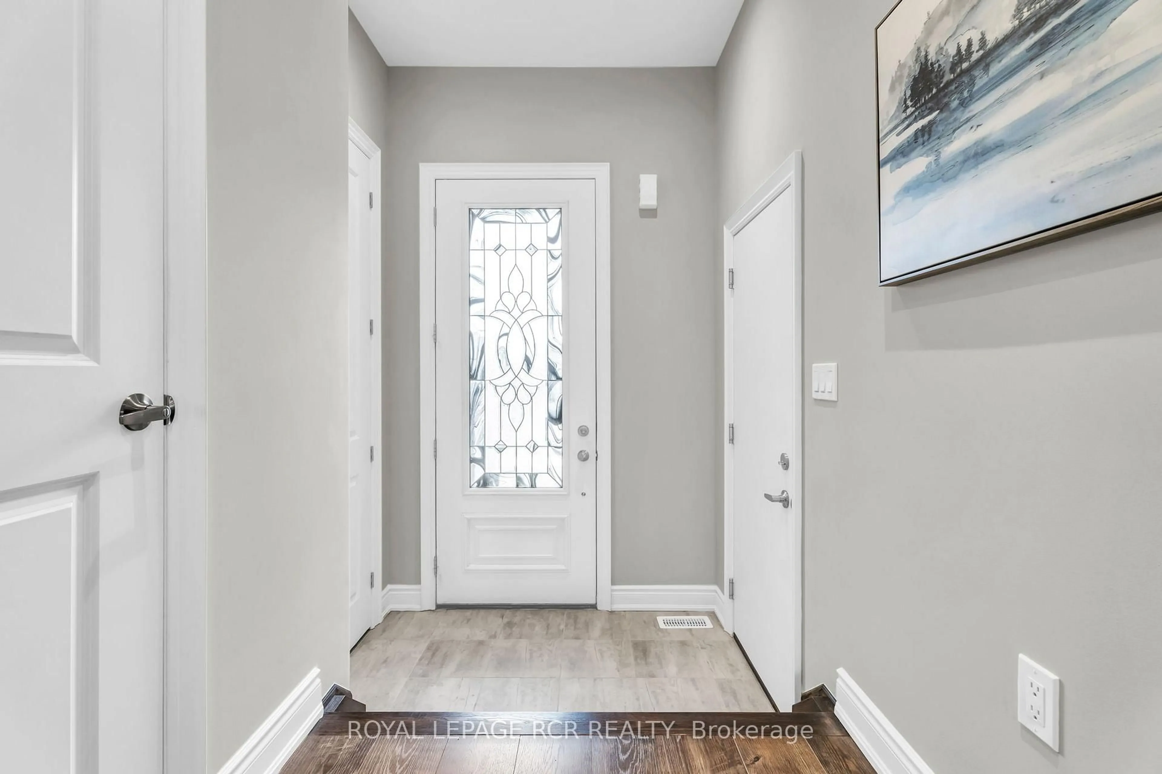 Indoor entryway for 215 Walker Blvd, New Tecumseth Ontario L9R 0R2