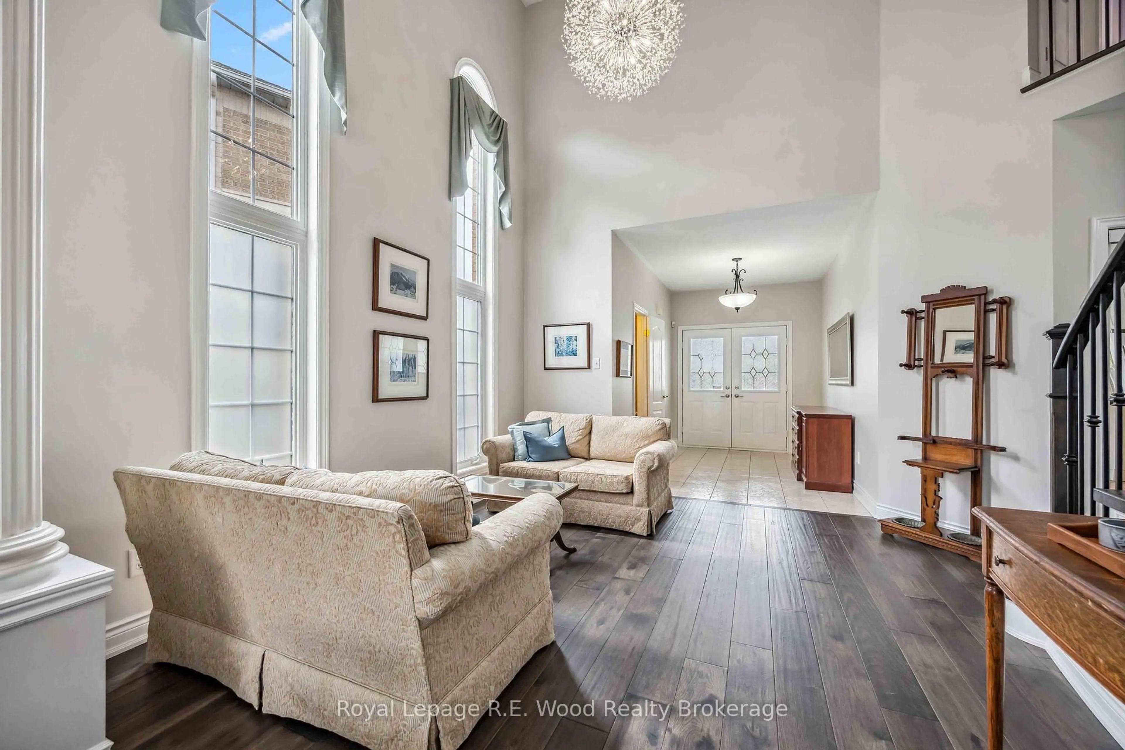 Living room with furniture, unknown for 3 Lorwood Crt, Richmond Hill Ontario L4E 3W3