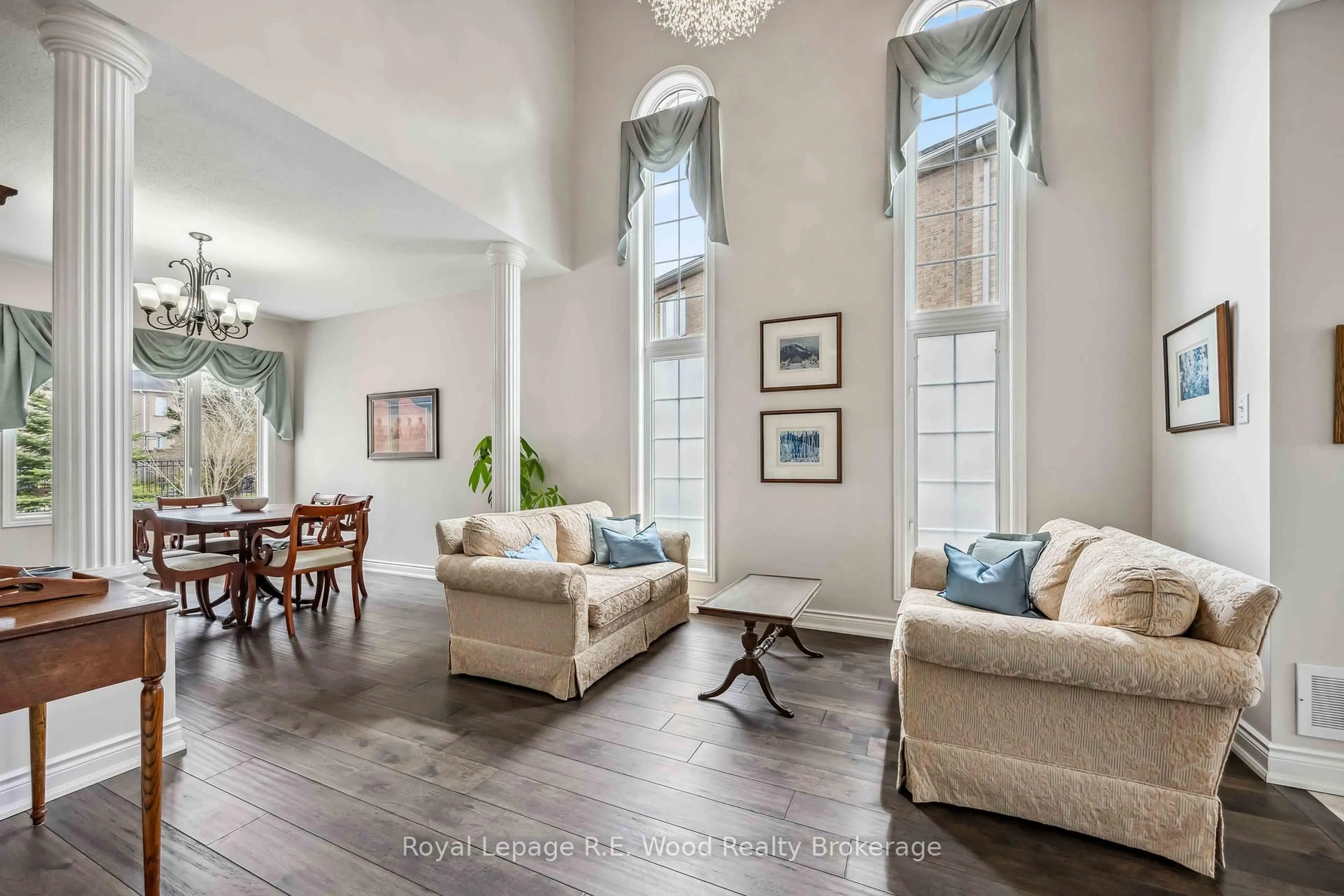 Living room with furniture, unknown for 3 Lorwood Crt, Richmond Hill Ontario L4E 3W3