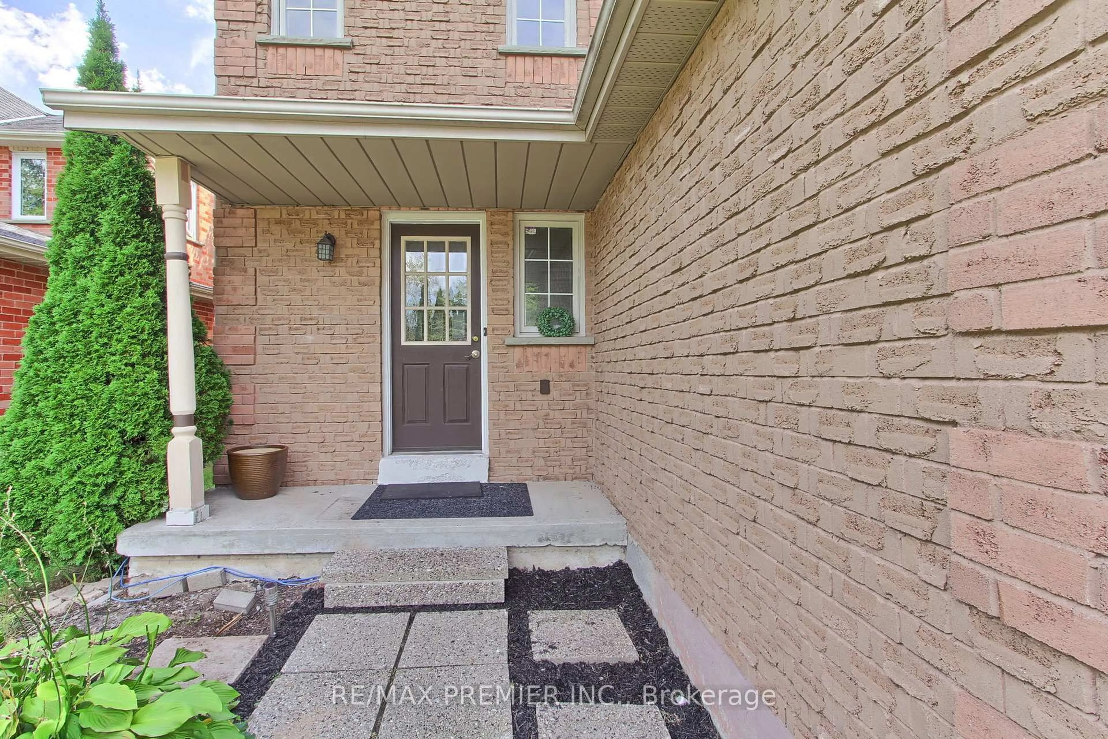 Home with brick exterior material, street for 90 Covent Cres, Aurora Ontario L4G 6R1