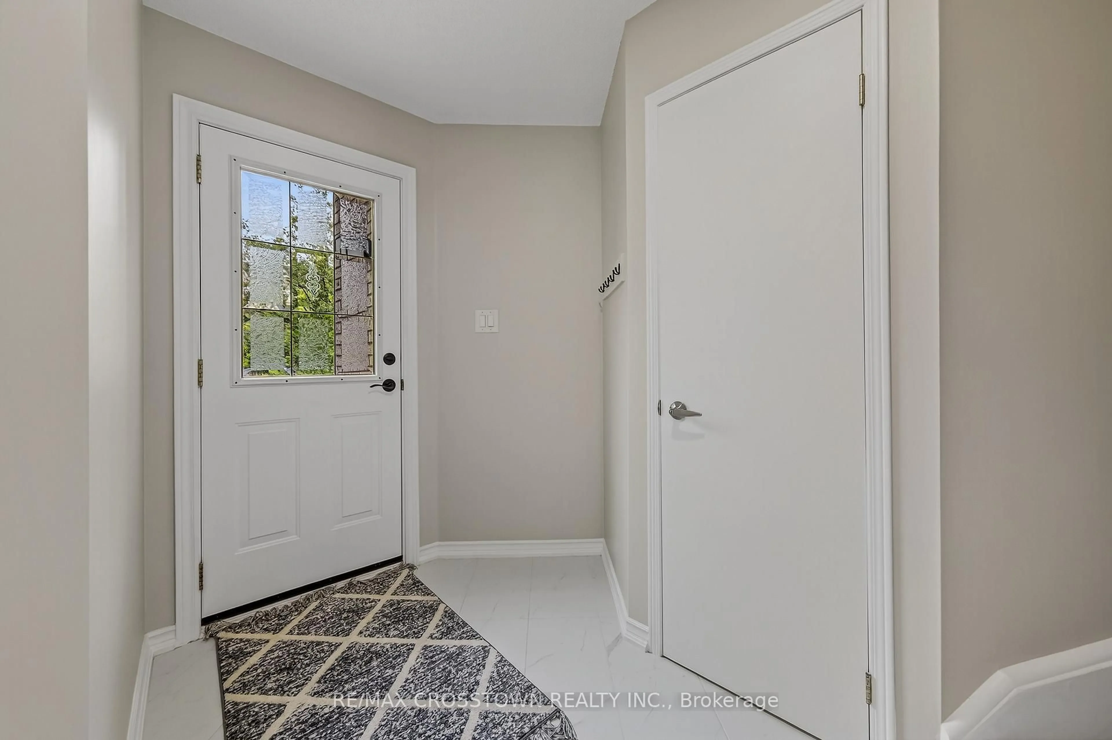 Indoor entryway for 1271 Huron Crt, Innisfil Ontario L9S 1X5