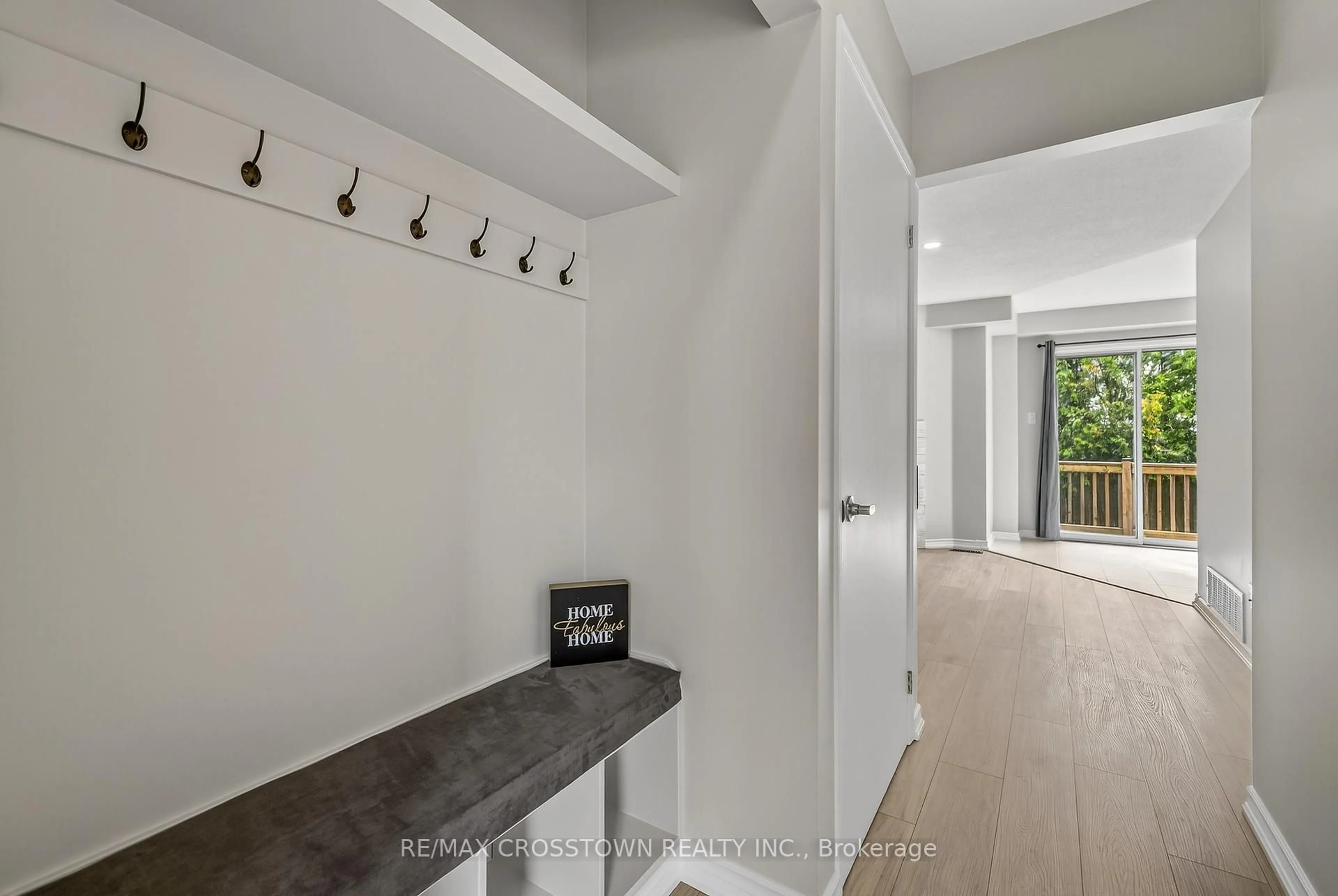 Indoor entryway for 1271 Huron Crt, Innisfil Ontario L9S 1X5