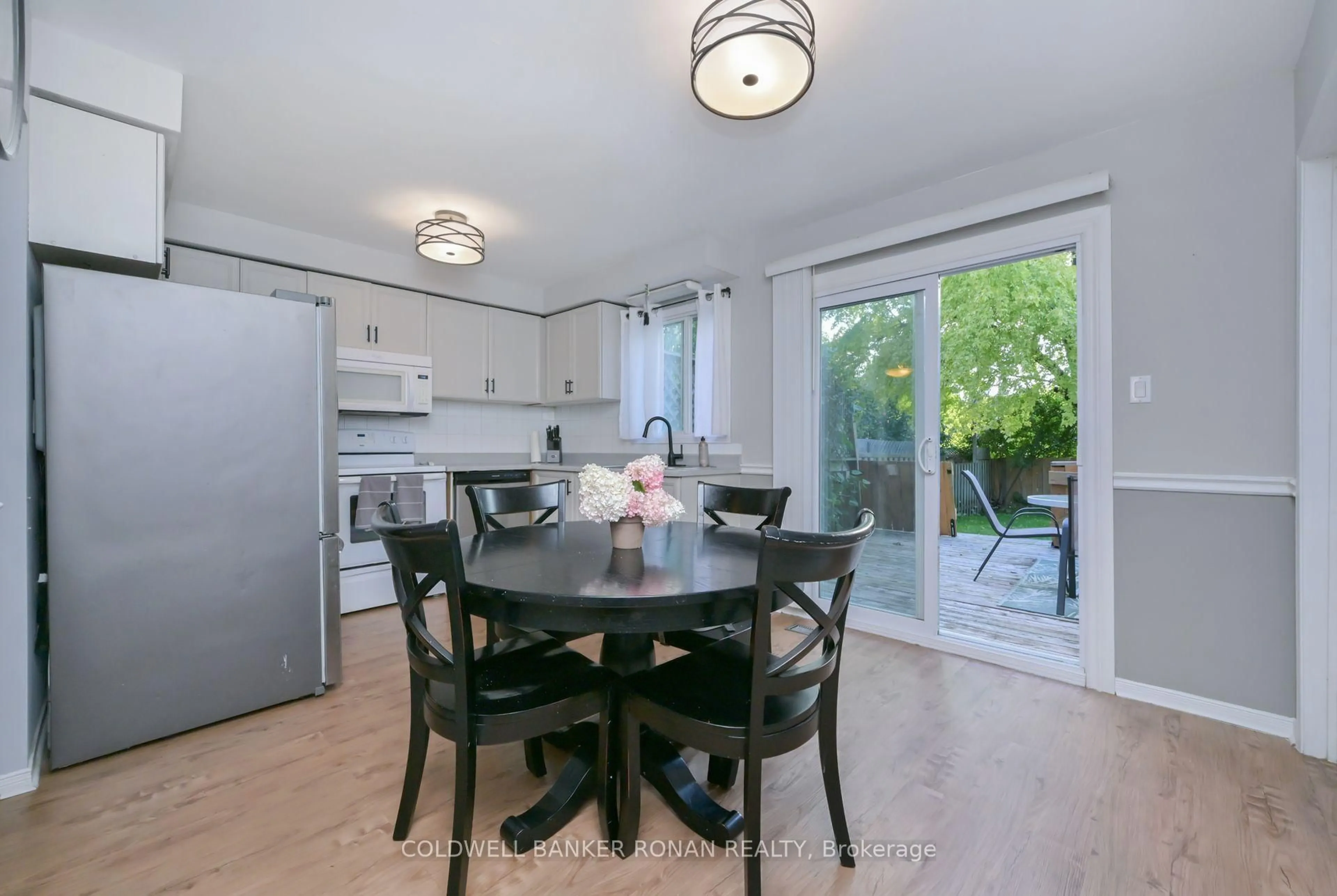 Open concept kitchen, unknown for 146 Heydon Ave, New Tecumseth Ontario L9R 1P1