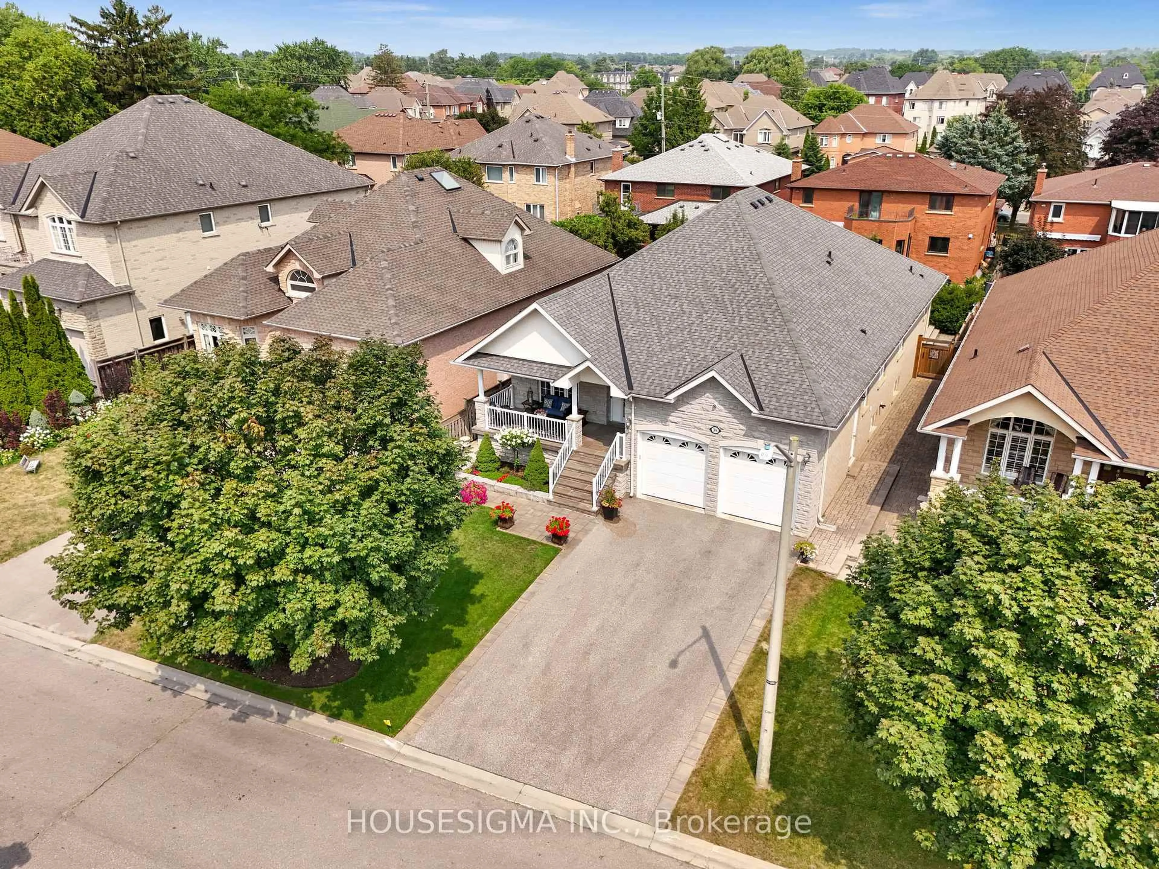 A pic from outside/outdoor area/front of a property/back of a property/a pic from drone, street for 38 Pairash Ave, Richmond Hill Ontario L4C 0N1