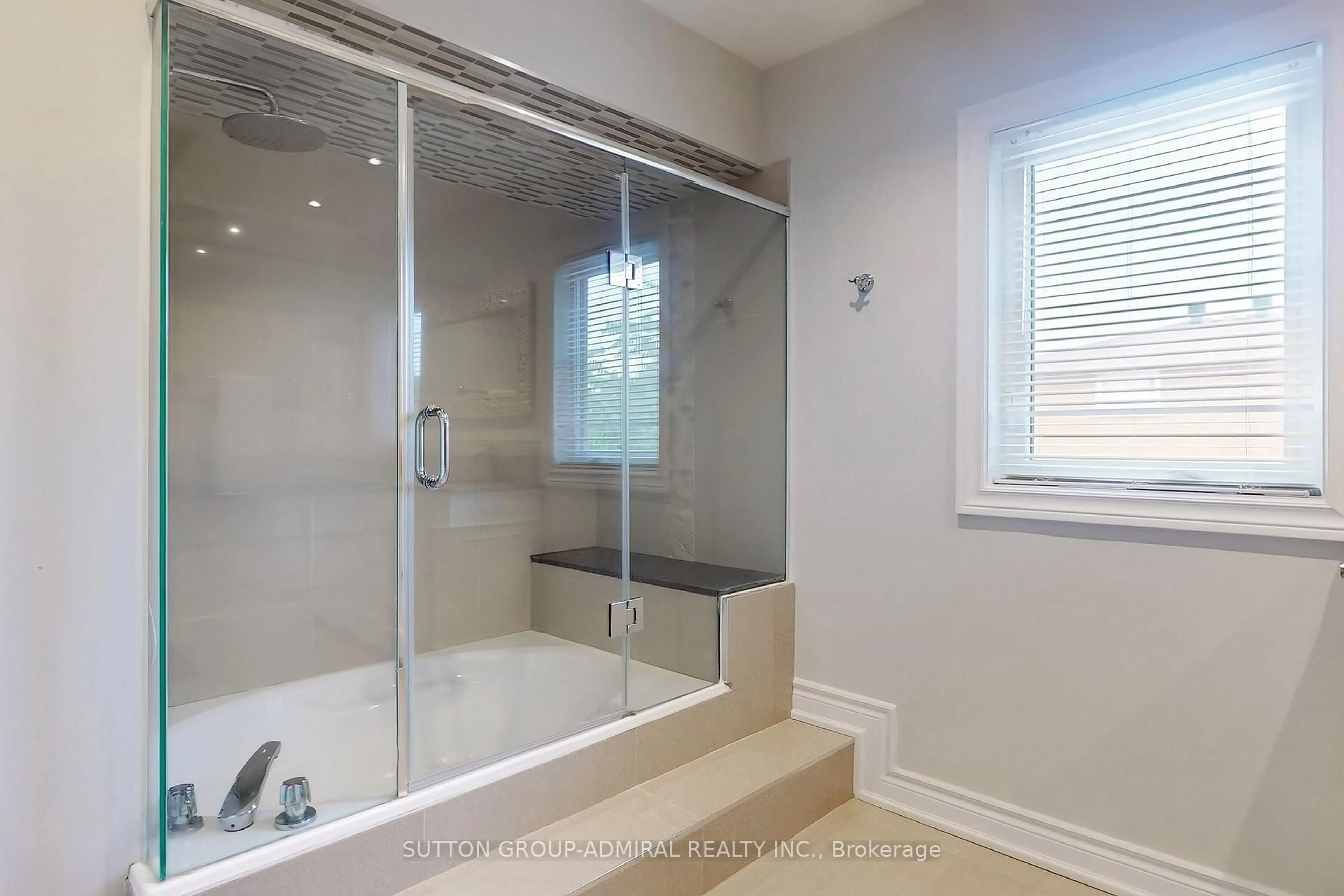 Contemporary bathroom, ceramic/tile floor for 160 Marwood Pl, Vaughan Ontario L6A 1C4