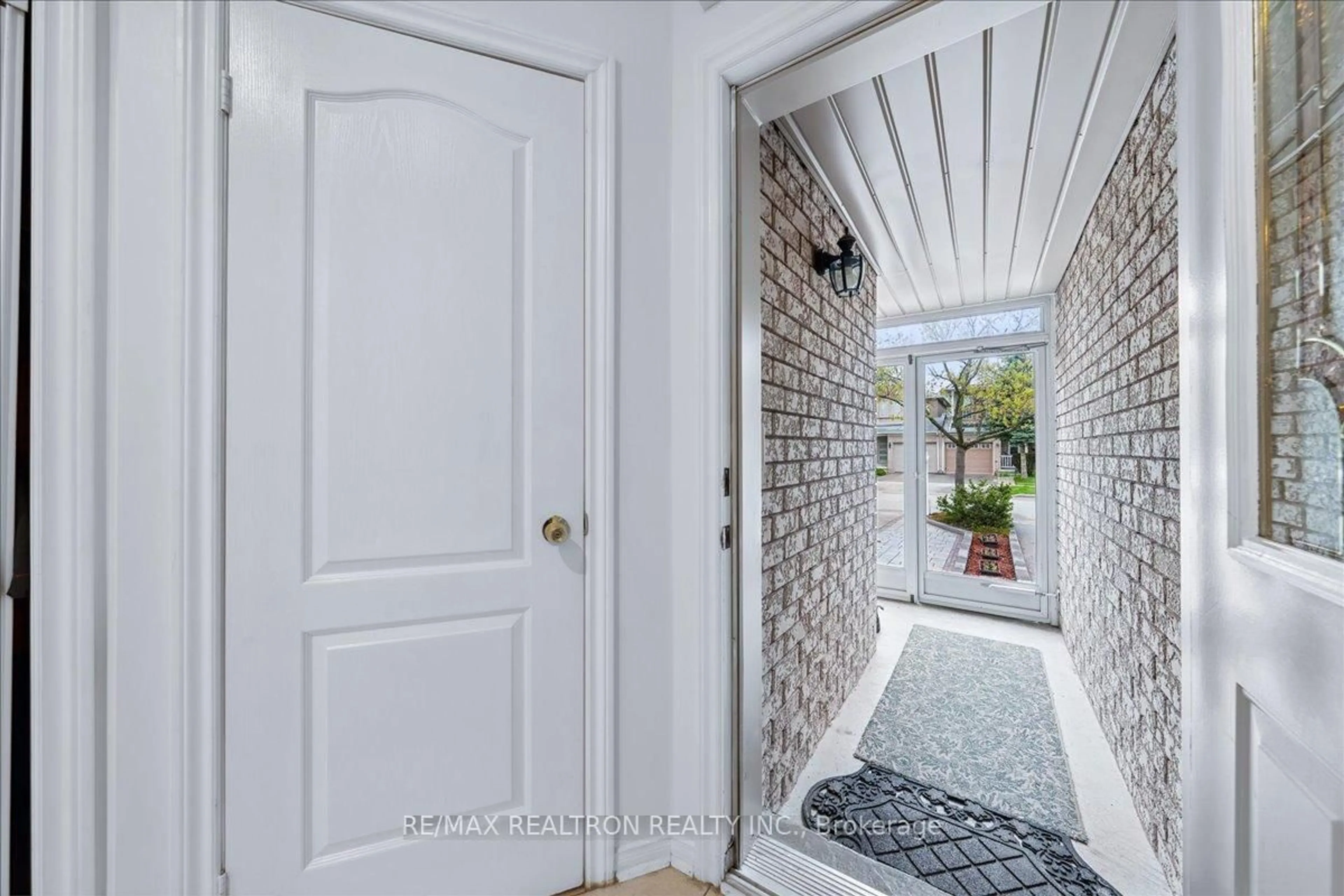 Indoor entryway for 63 Carousel Cres, Richmond Hill Ontario L4E 3X6