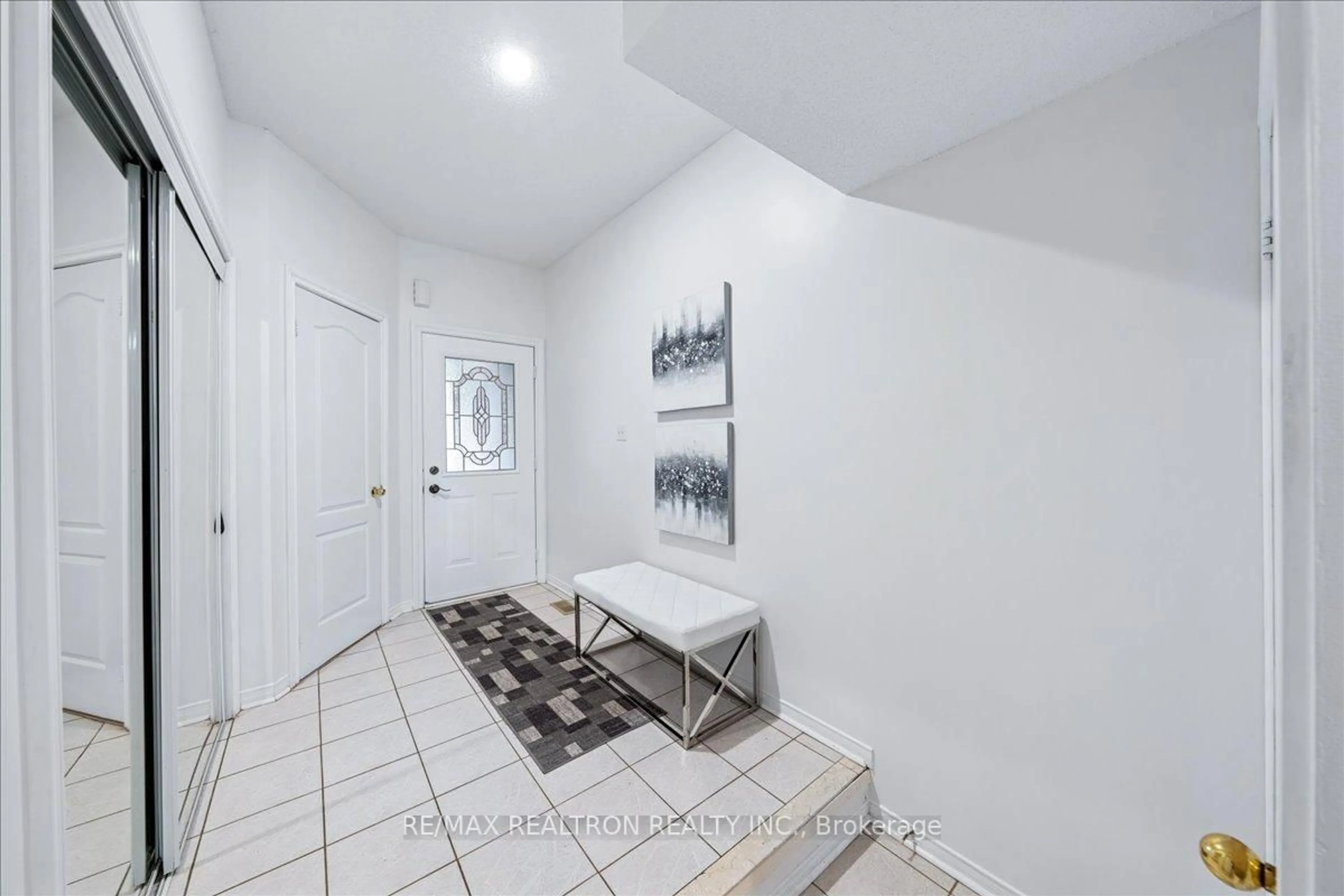 Indoor entryway for 63 Carousel Cres, Richmond Hill Ontario L4E 3X6