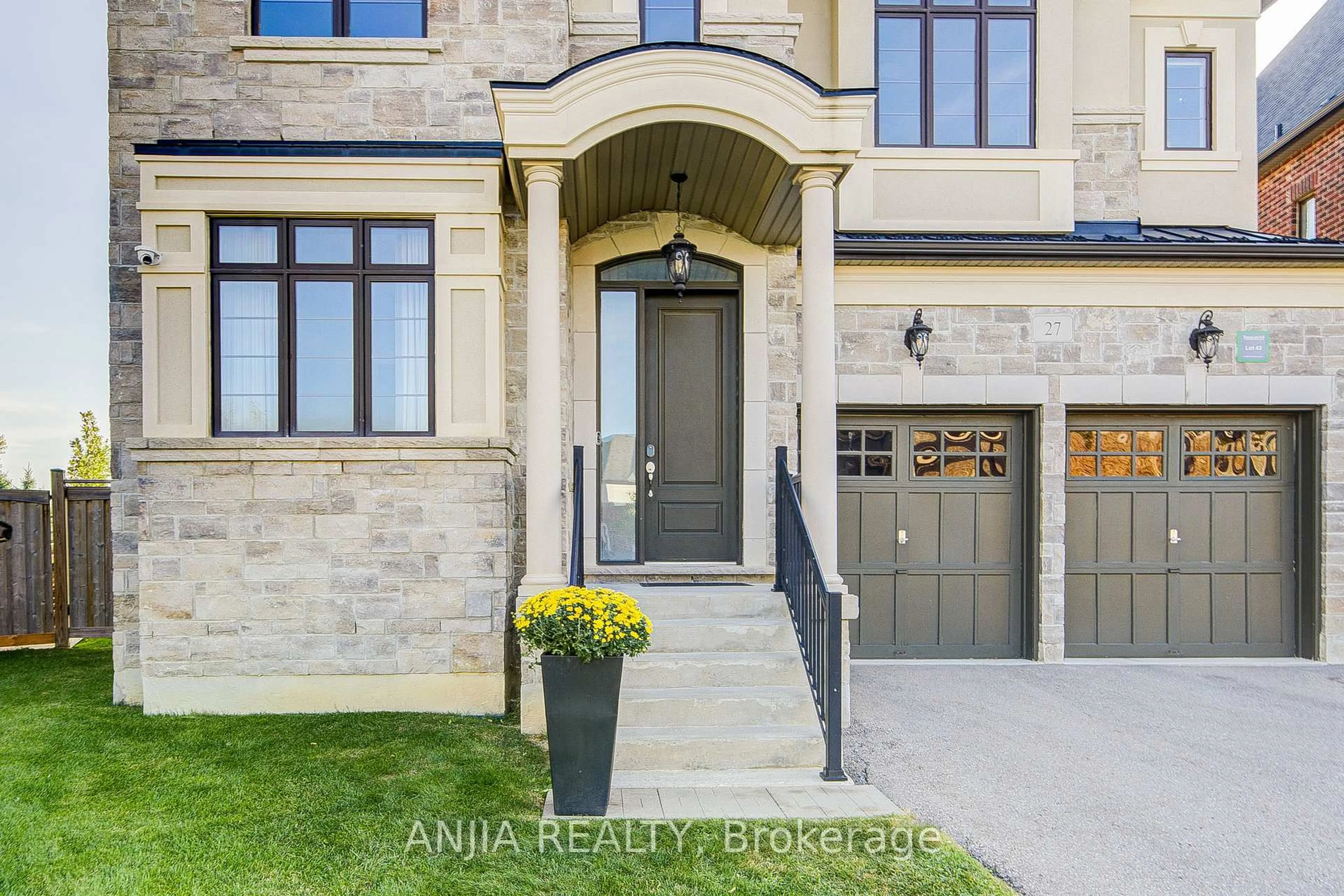 Indoor entryway for 27 Mike Boshevski Crt, Aurora Ontario L4G 3G7