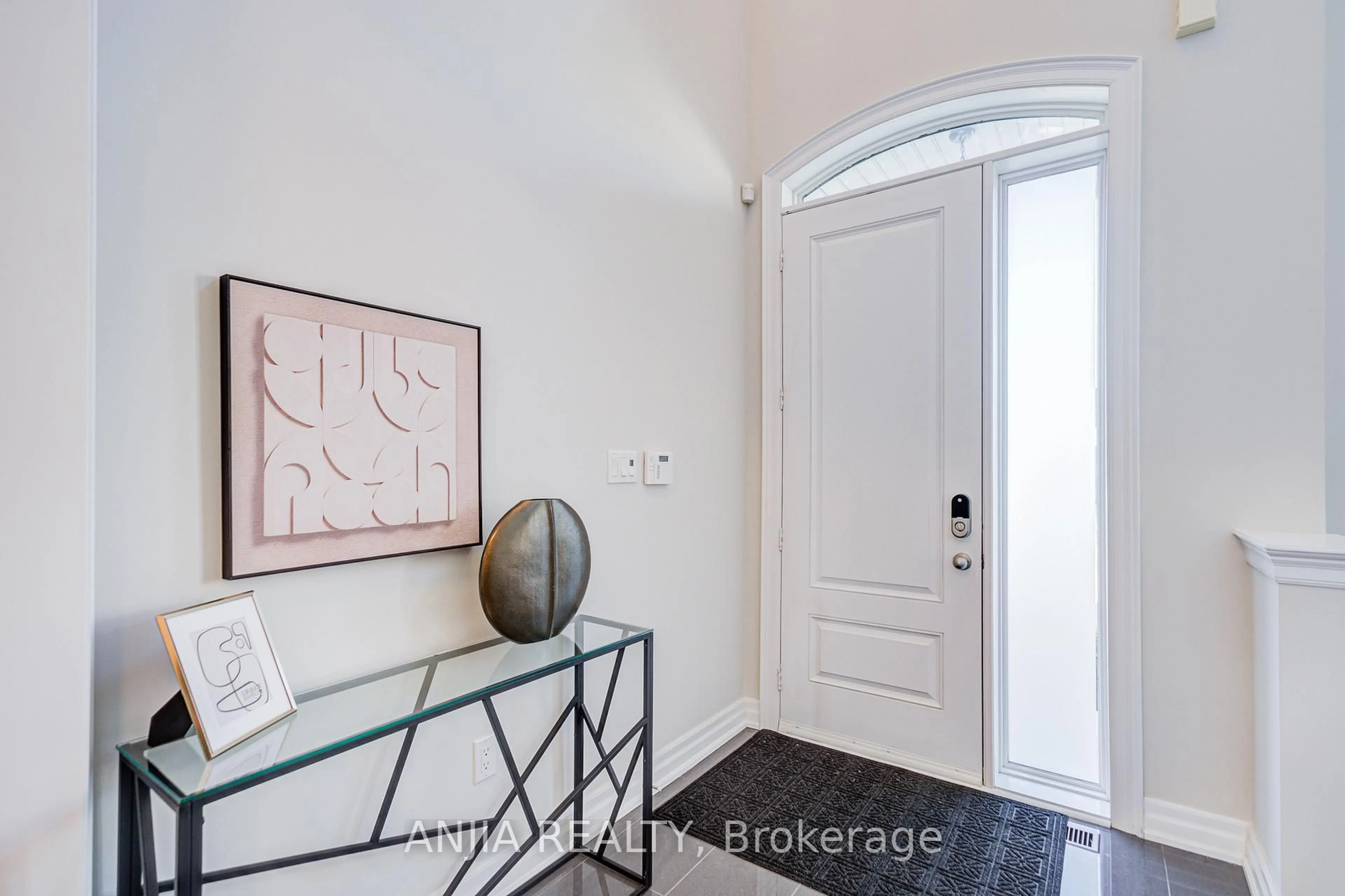 Indoor entryway for 27 Mike Boshevski Crt, Aurora Ontario L4G 3G7