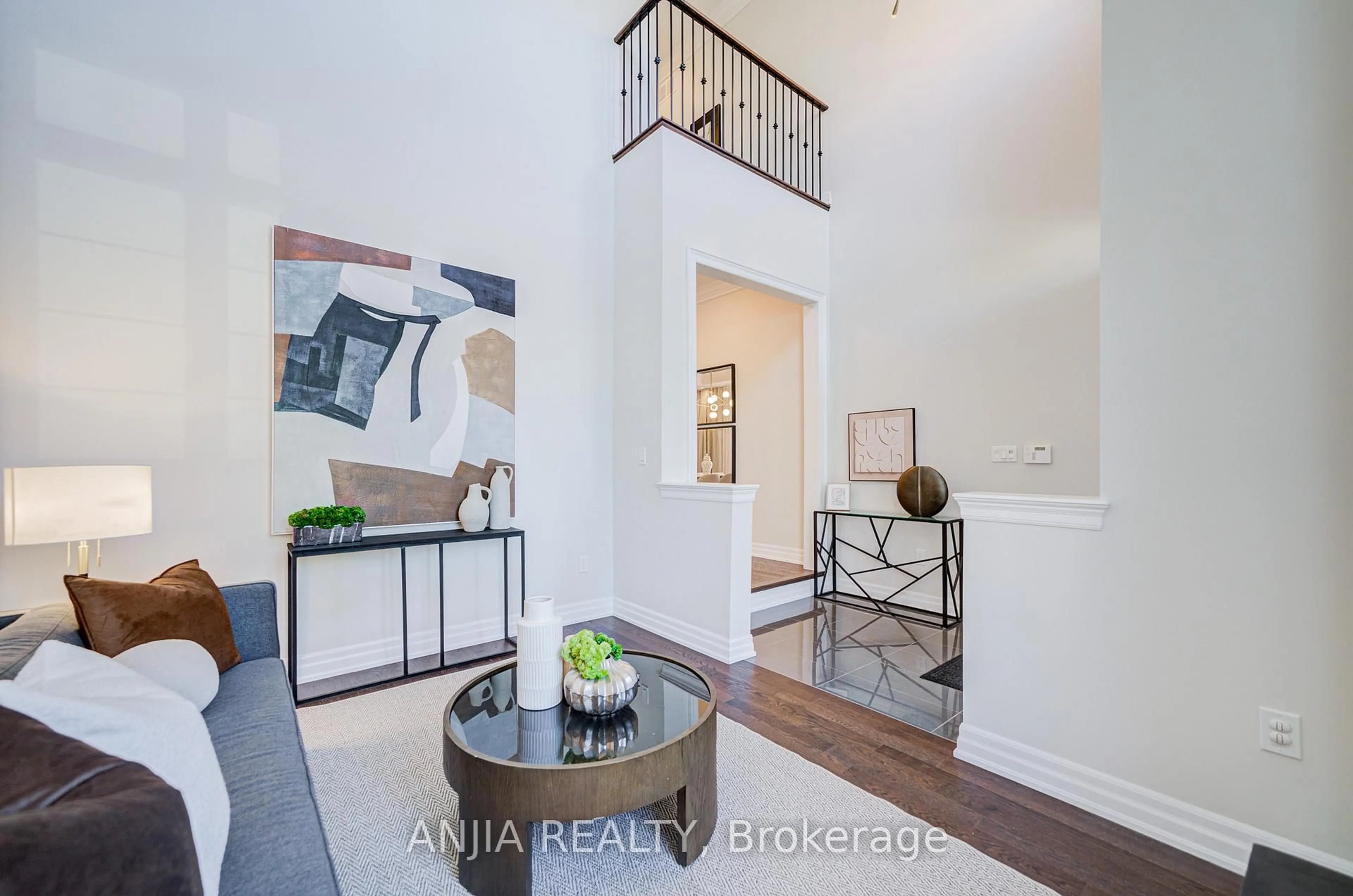 Indoor entryway for 27 Mike Boshevski Crt, Aurora Ontario L4G 3G7
