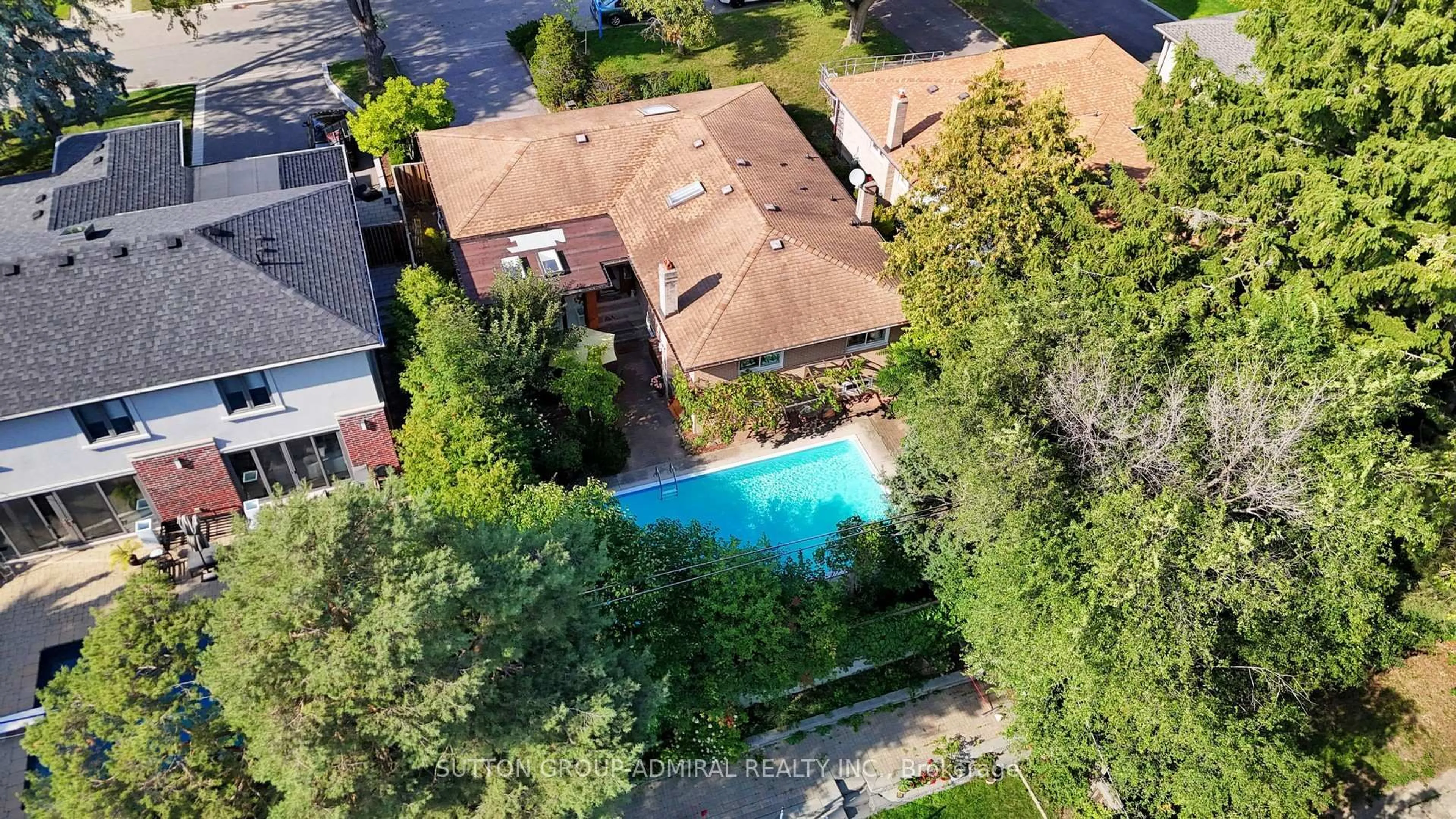 A pic from outside/outdoor area/front of a property/back of a property/a pic from drone, street for 11 Rothsay Rd, Markham Ontario L3T 3J6