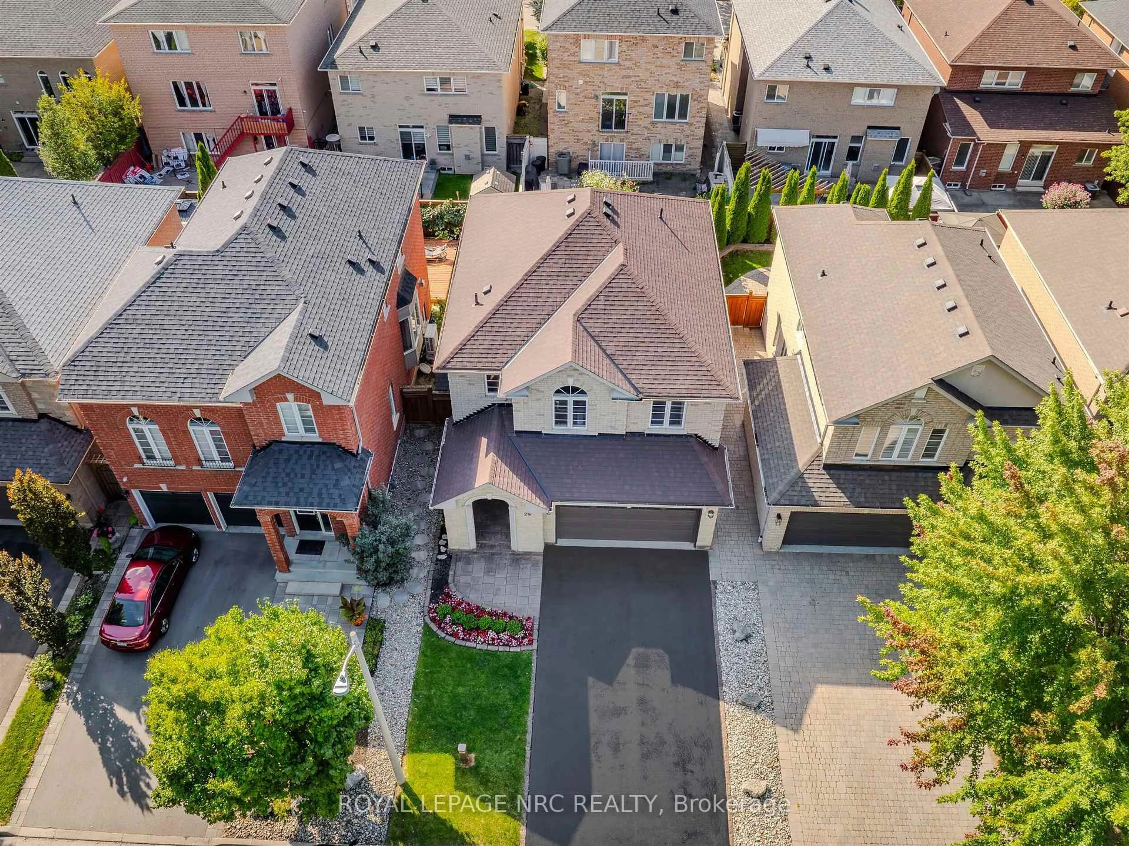 A pic from outside/outdoor area/front of a property/back of a property/a pic from drone, street for 29 Grapevine Dr, Vaughan Ontario L4H 2W3