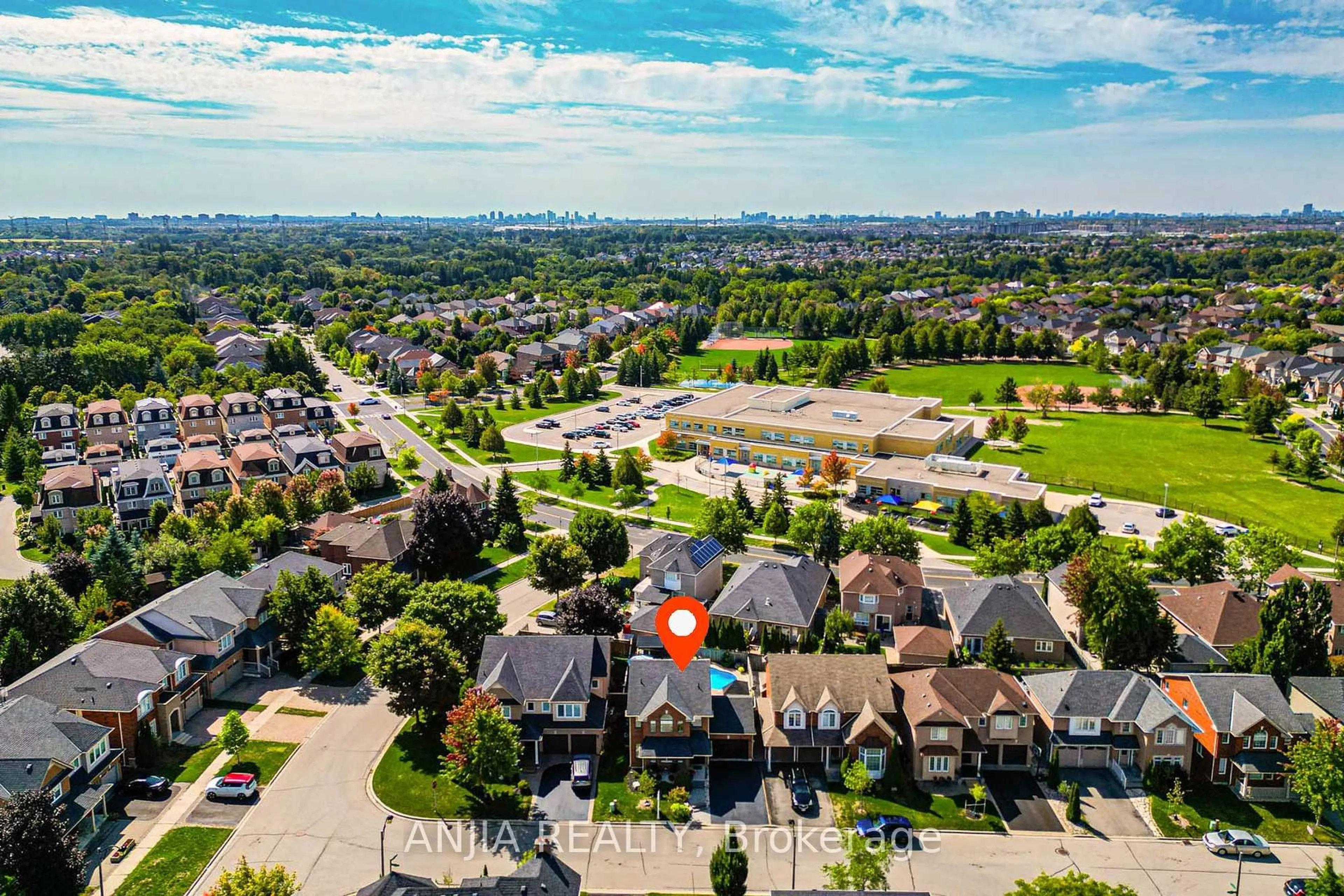 A pic from outside/outdoor area/front of a property/back of a property/a pic from drone, street for 19 Redpoll Ave, Markham Ontario L3S 4A8
