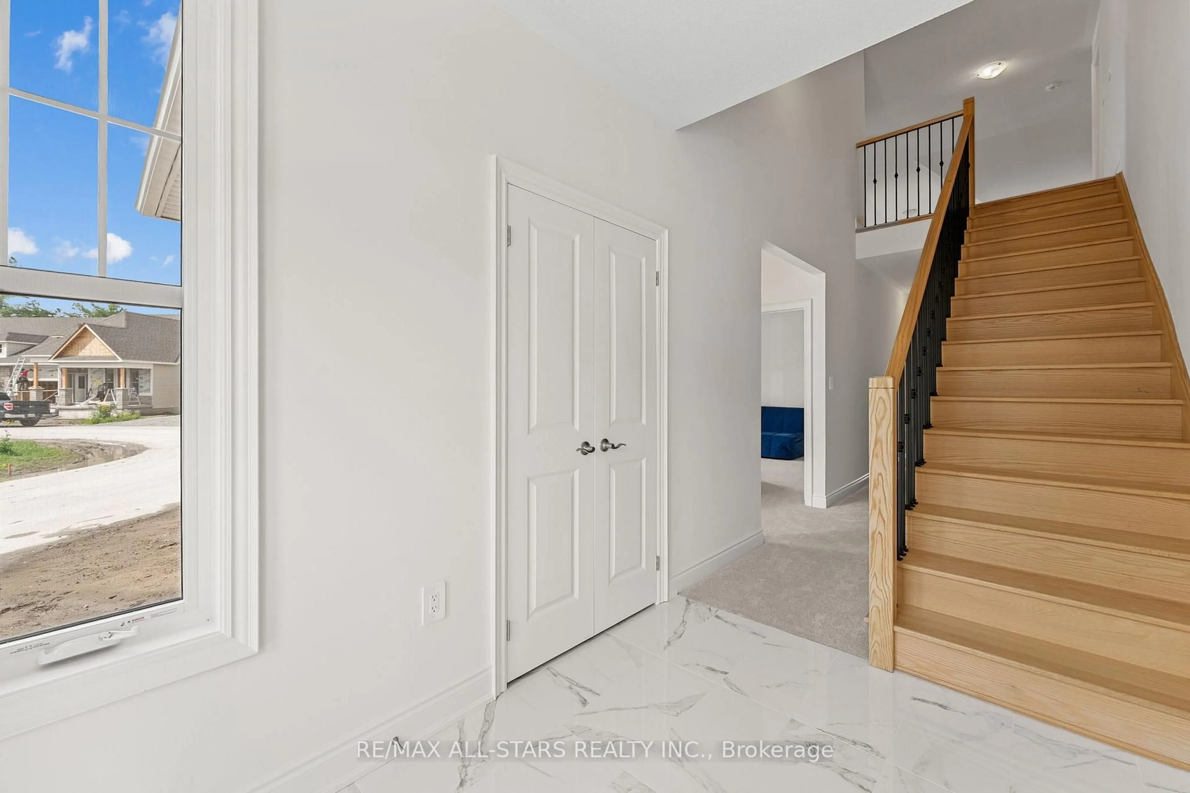 Indoor entryway for 4 Palmira Dr, Georgina Ontario L0E 1R0