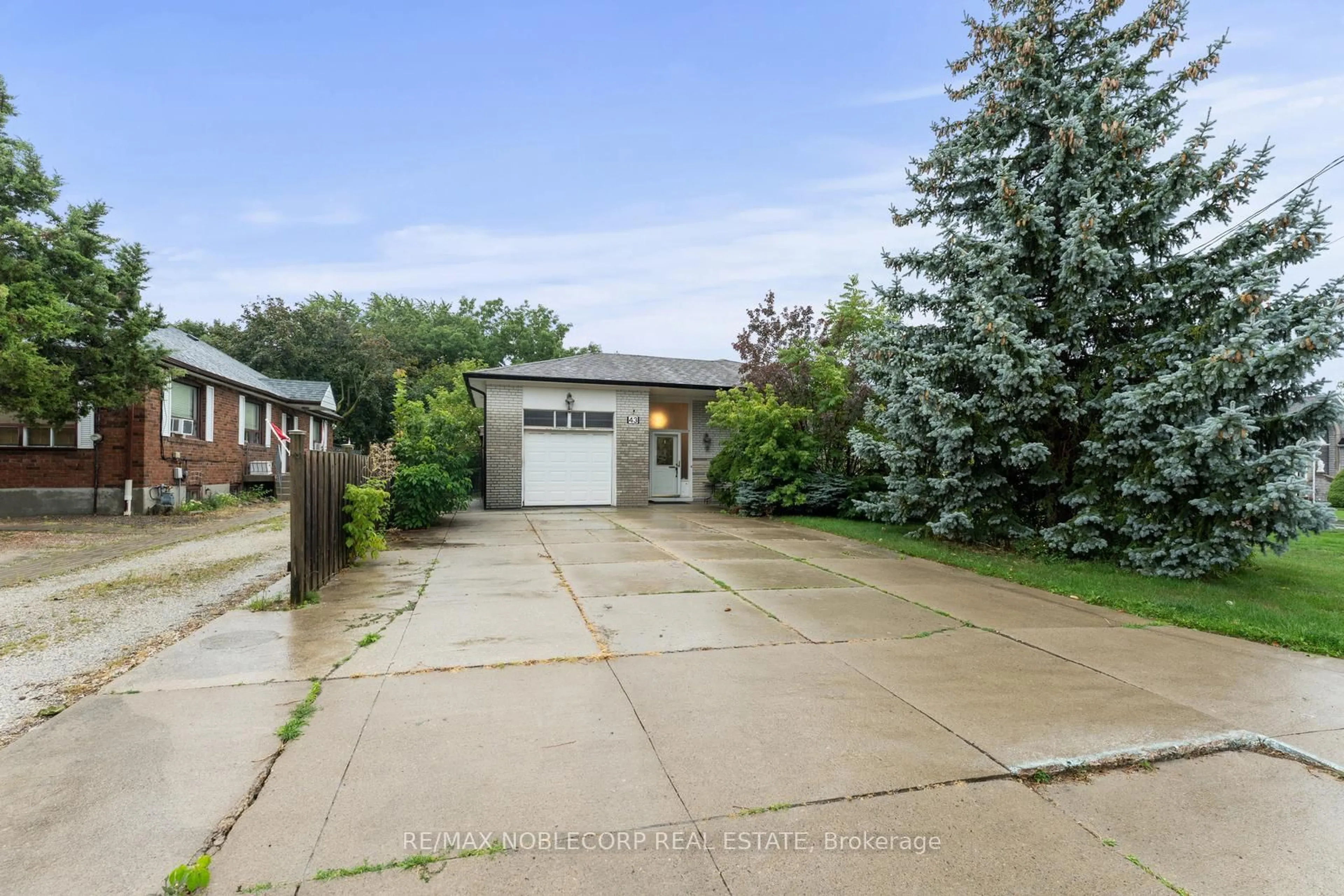 A pic from outside/outdoor area/front of a property/back of a property/a pic from drone, street for 43 Railway St, Vaughan Ontario L6A 1P7