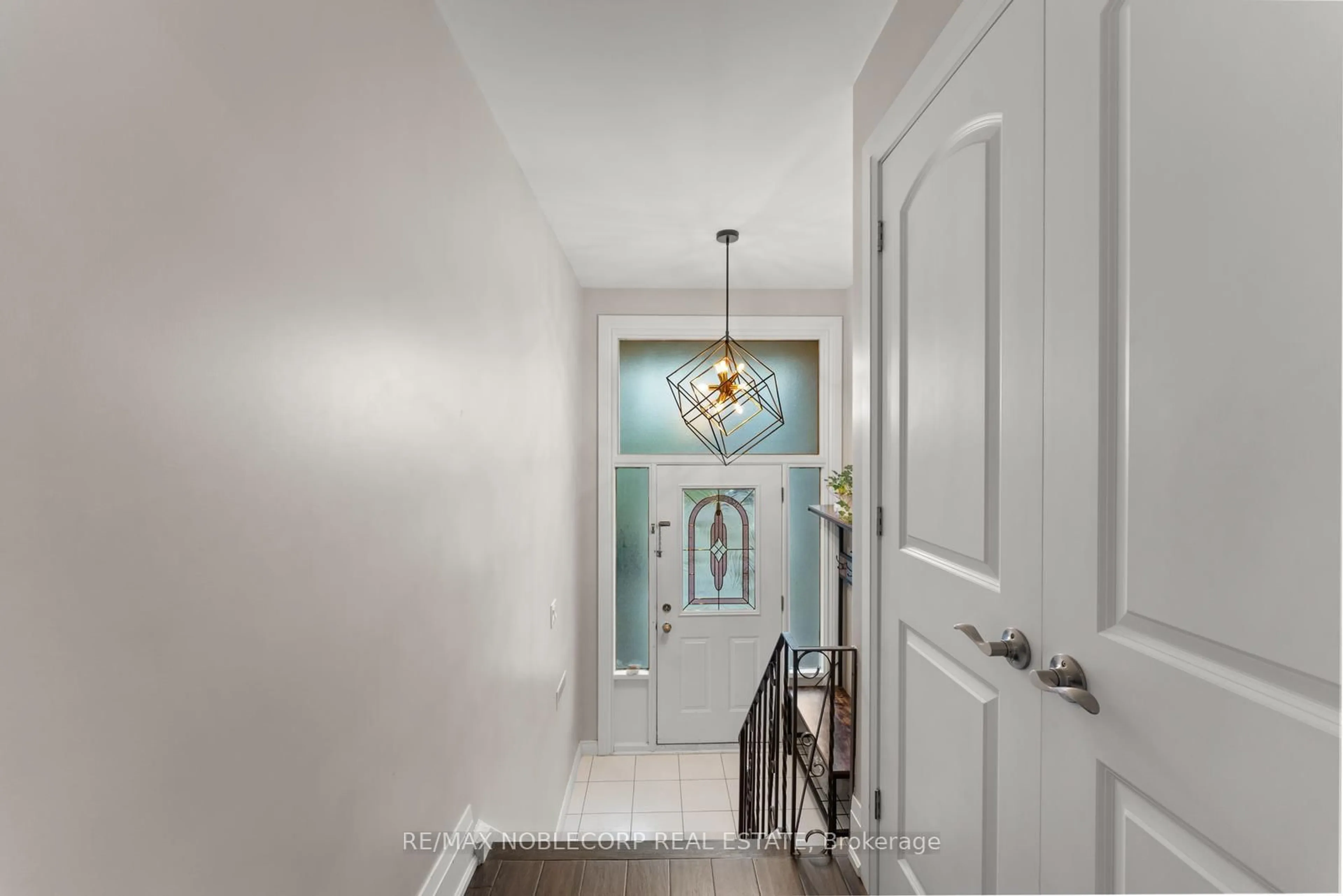 Indoor entryway for 43 Railway St, Vaughan Ontario L6A 1P7